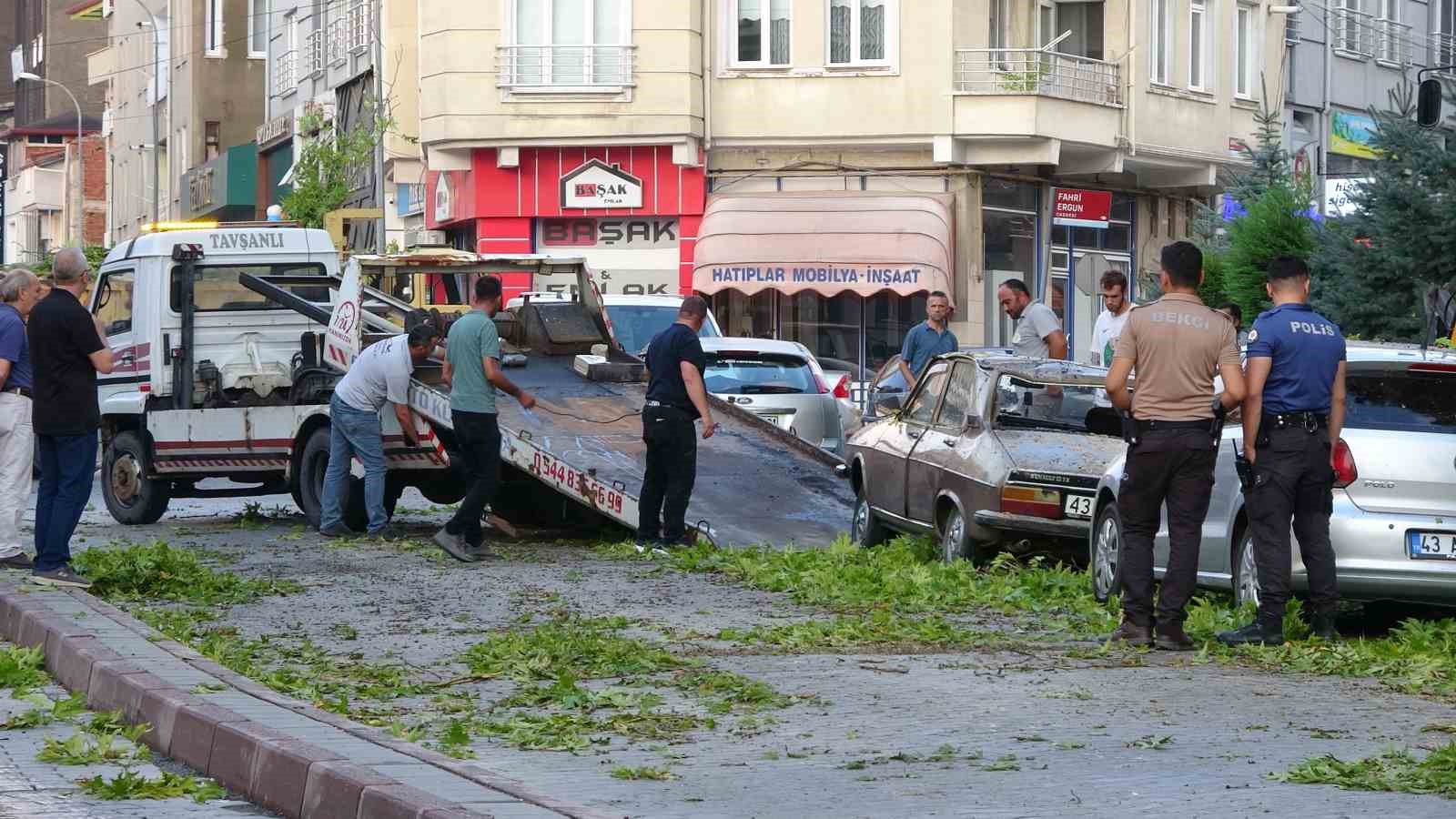 Tavşanlı’da asırlık ağacın dalı kırılarak araçların üzerine düştü