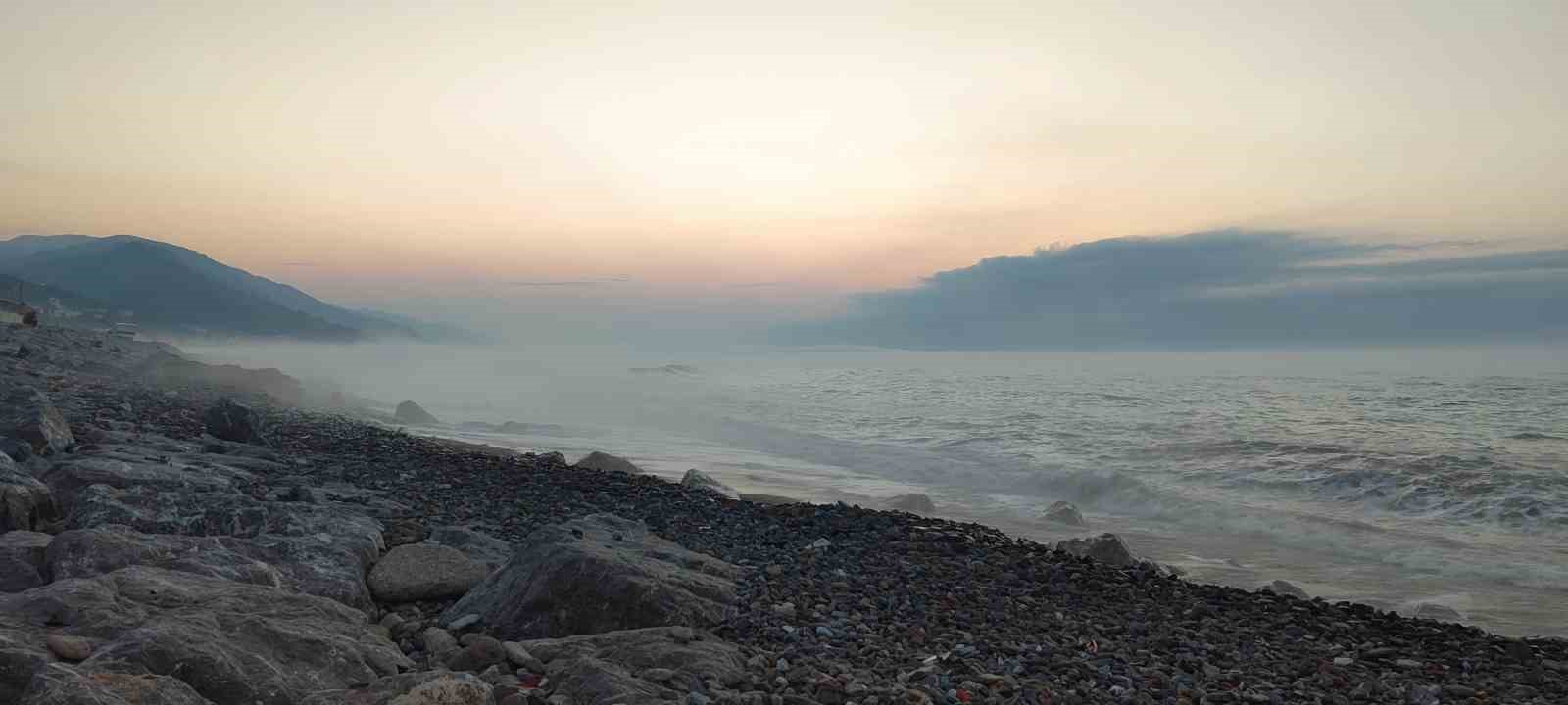 Kastamonu&rsquo;da deniz sıcaklığı 11 dereceye d&uuml;şt&uuml;, denizin &uuml;zerinde sis bulutu oluştu
