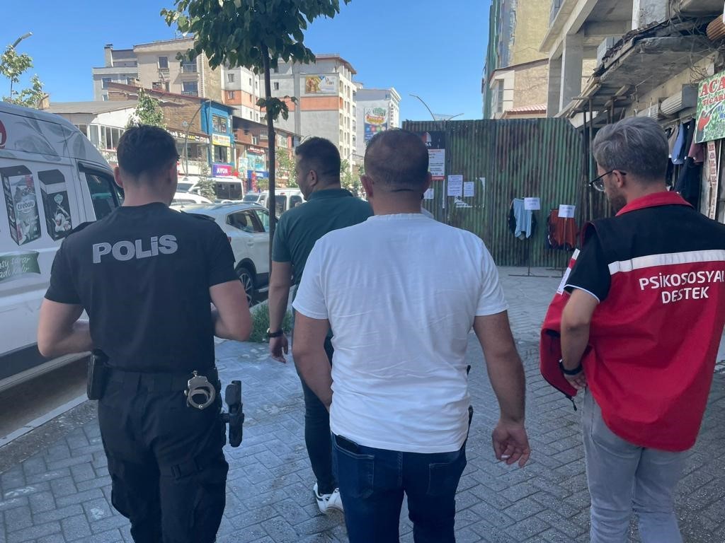 Hakkari’de mobil ekipler çocuklar için sahada