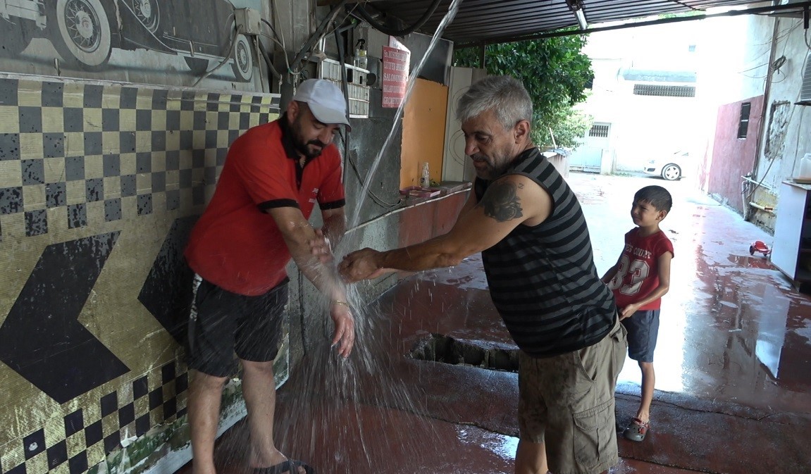 Osmaniye’de sıcak hava oto yıkamacıların yüzünü güldürdü