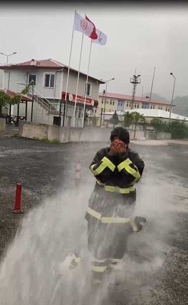 Stajını tamamlayan genç itfaiyeciye sulu şaka