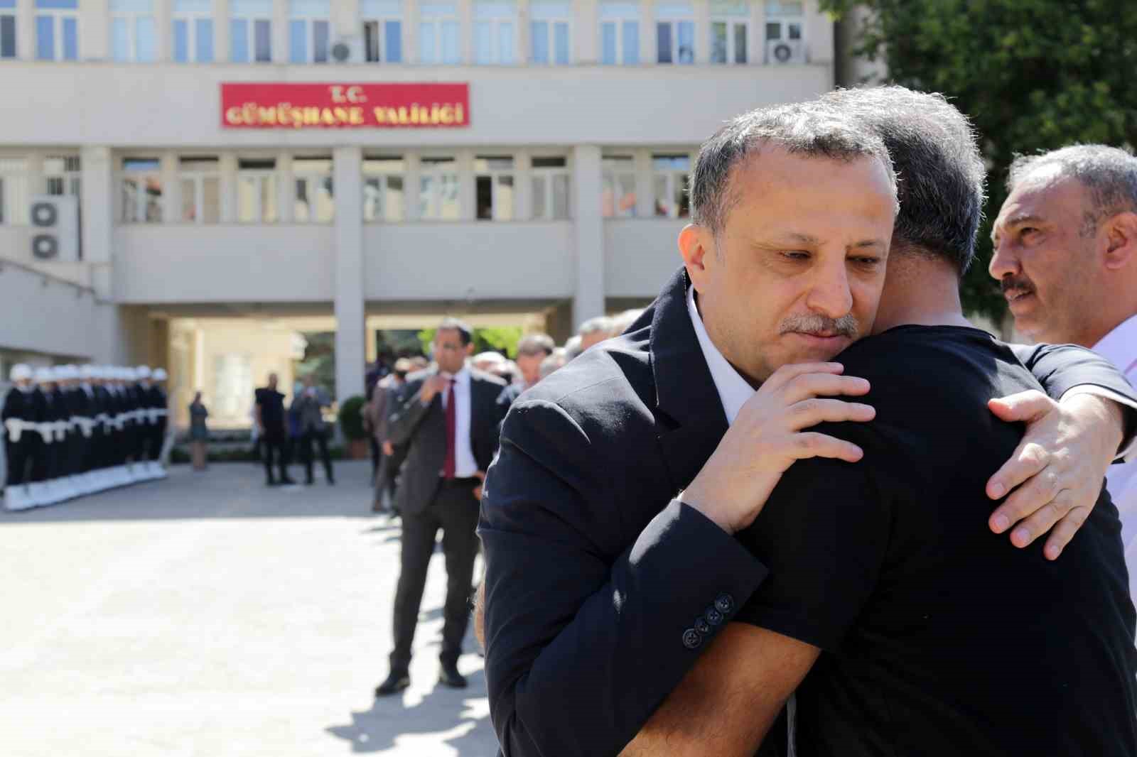 Vali Taşbilek Gümüşhane’den gözyaşlarıyla uğurlandı