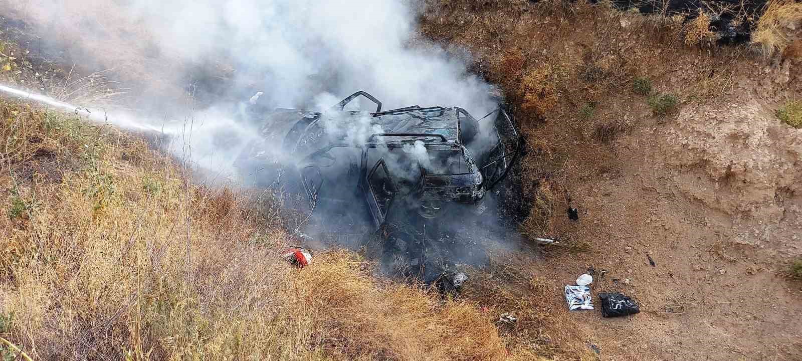 Kütahya-Afyonkarahisar yolunda kaza yapan araç alev aldı: 2 yaralı