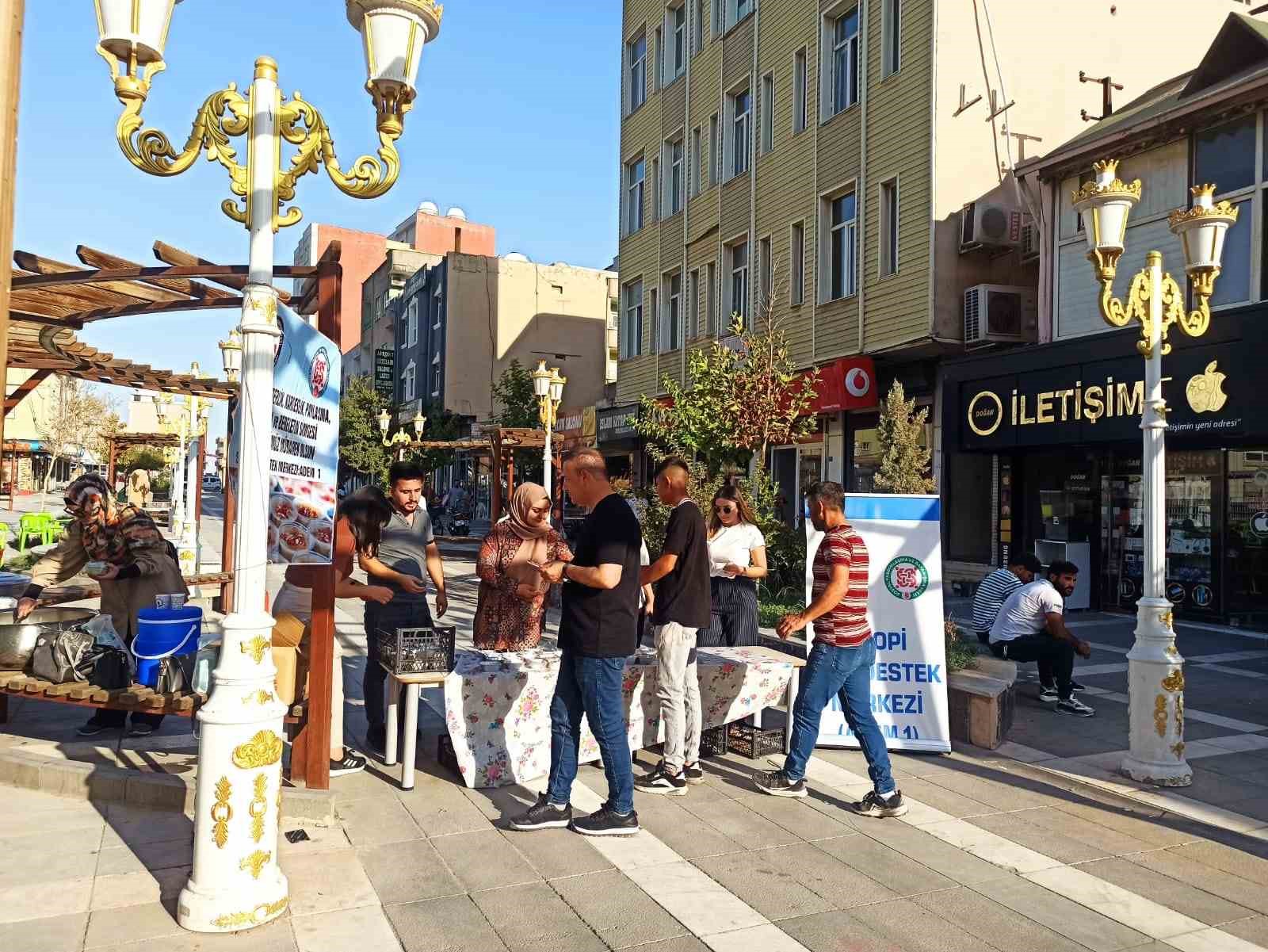 Silopi’de bin 500 kişiye aşure ikram edildi