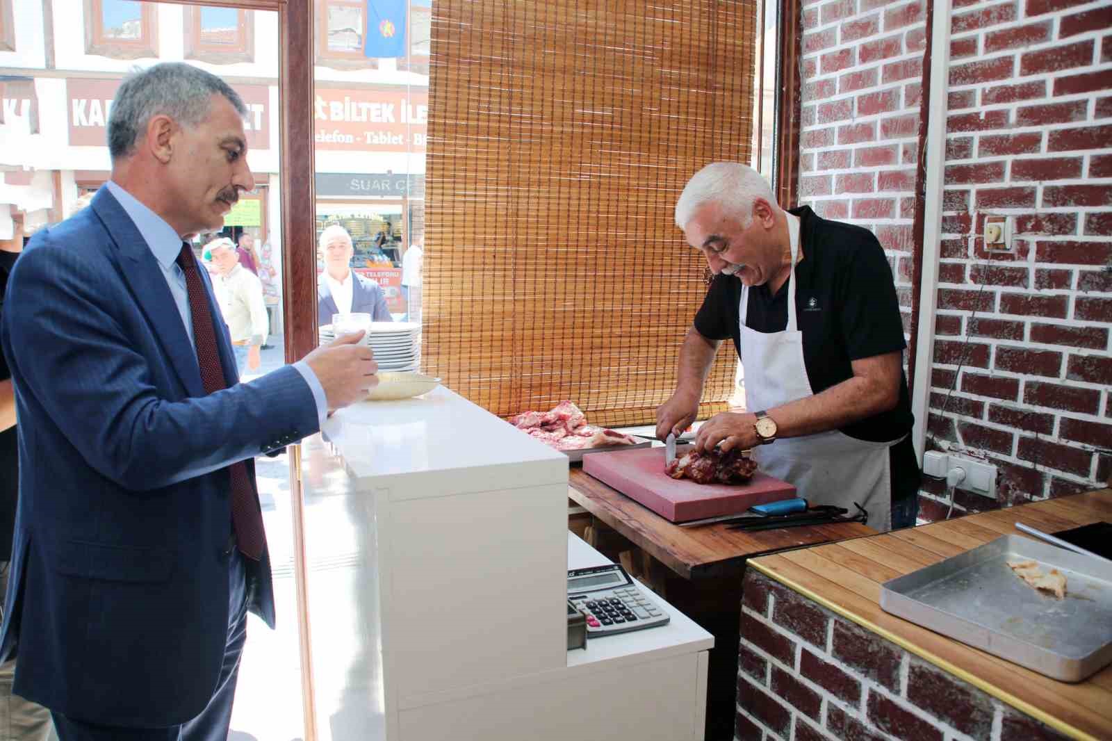 Vali &Ouml;zkan, Yozgat esnafı ile bir araya geldi
