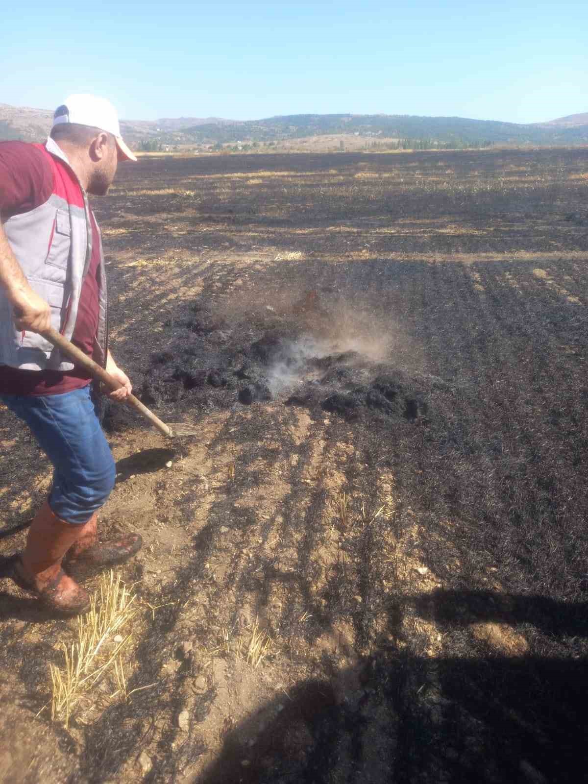 Anız yangının da traktör ve balya makinesi zarar gördü