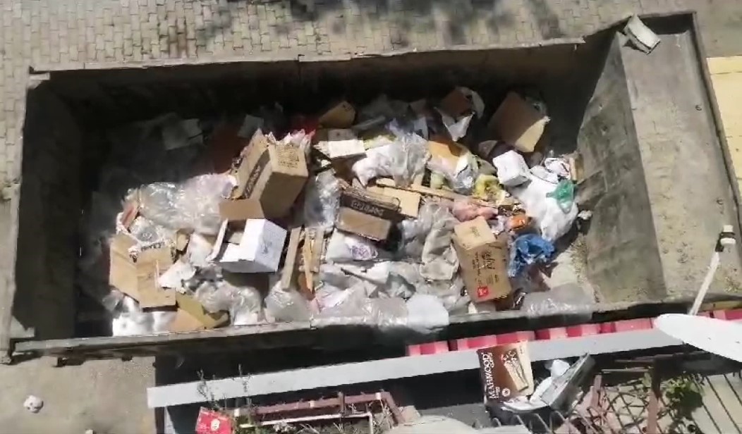 Isparta&rsquo;da &ccedil;&ouml;p evden ve deposundan 7 kamyon atık &ccedil;ıktı
