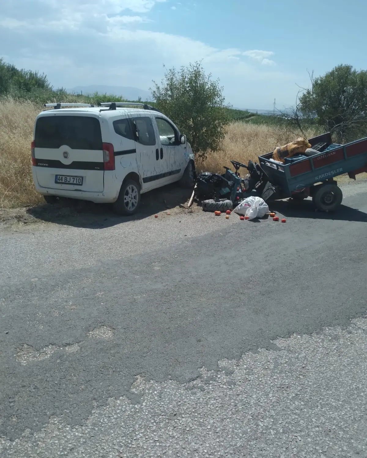 Elazığ’da römorklu çapa makinesi ile hafif ticari araç çarpıştı: 2 yaralı