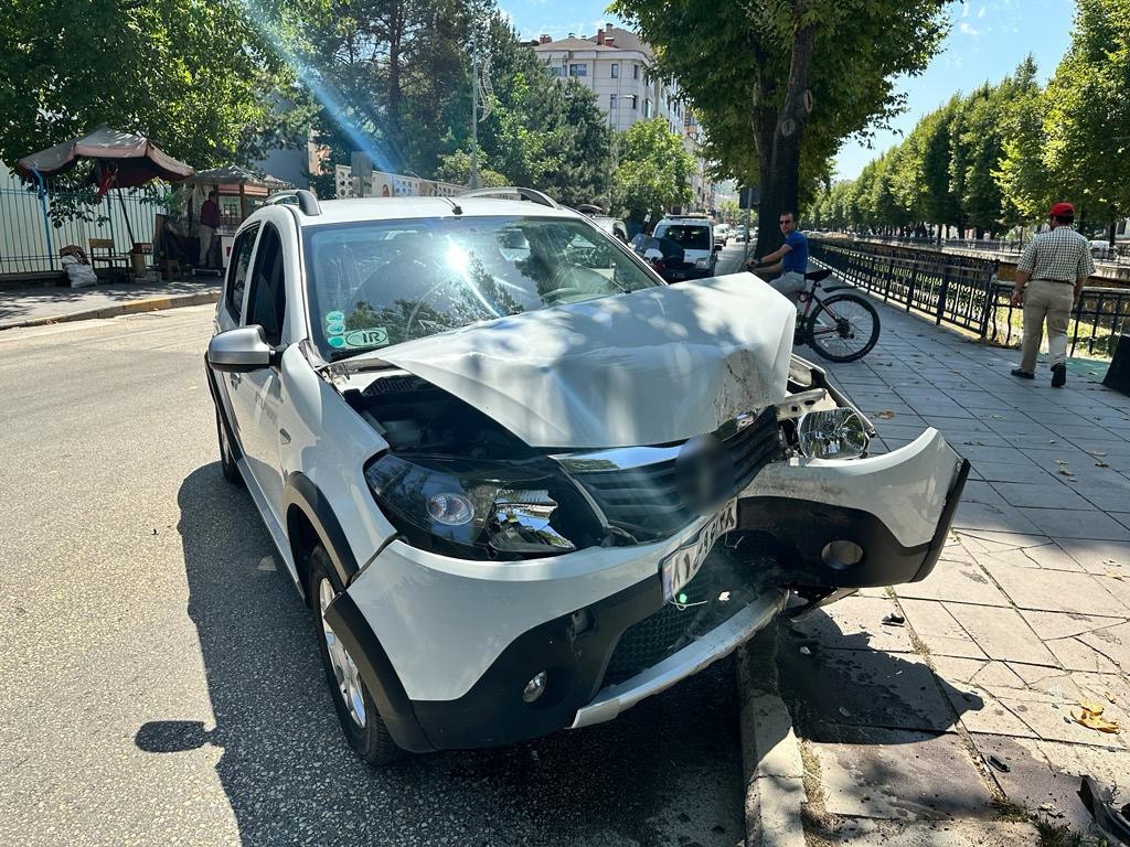 Otomobilin çarptığı genç kadın metrelerce savruldu