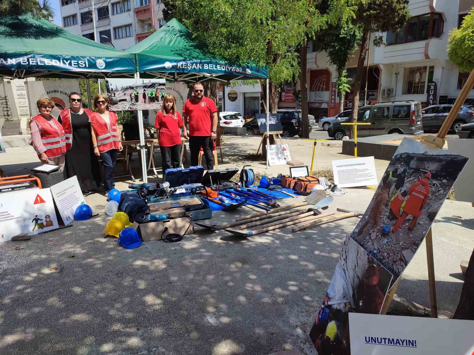 Keşan’da depreme karşı farkındalık için stant açıldı