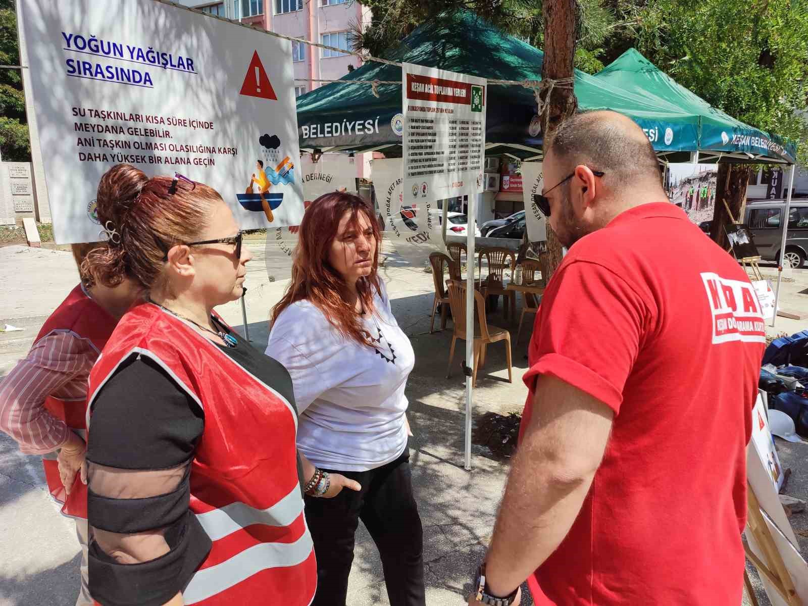 Keşan&rsquo;da depreme karşı farkındalık i&ccedil;in stant a&ccedil;ıldı
