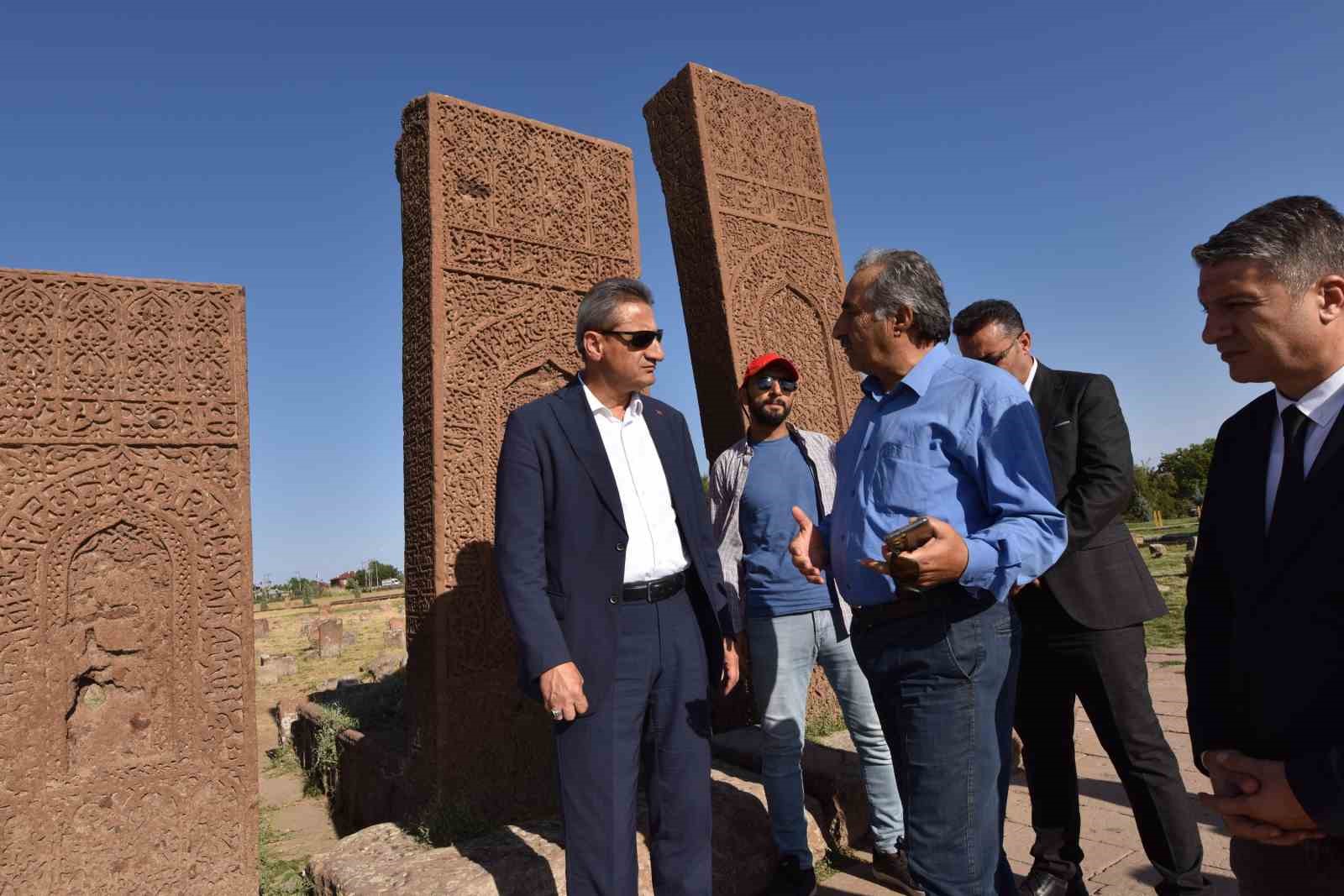 Bitlis’in yeni Valisi Karaömeroğlu, ilk ziyaretini tarihi ilçe Ahlat’a yaptı