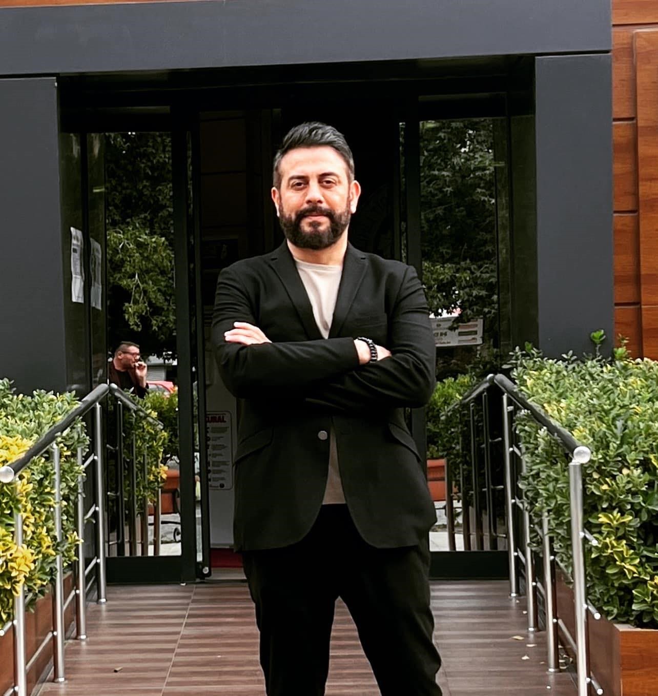 Ağaca &ccedil;arpan otomobilde bilekleri ve boynu kesilmiş erkek cesedi bulundu
