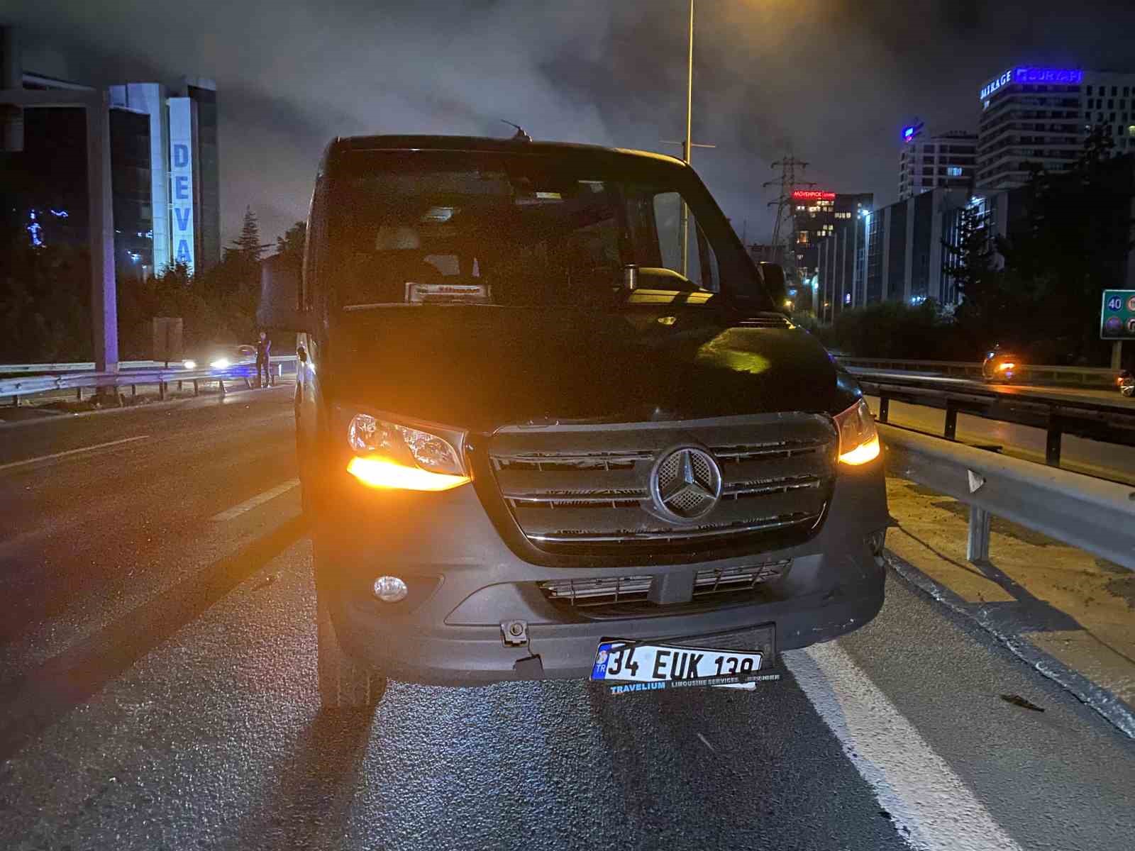 Kaza yaptıktan sonra aracından inen sürücüye minibüs çarptı: 1 ağır yaralı