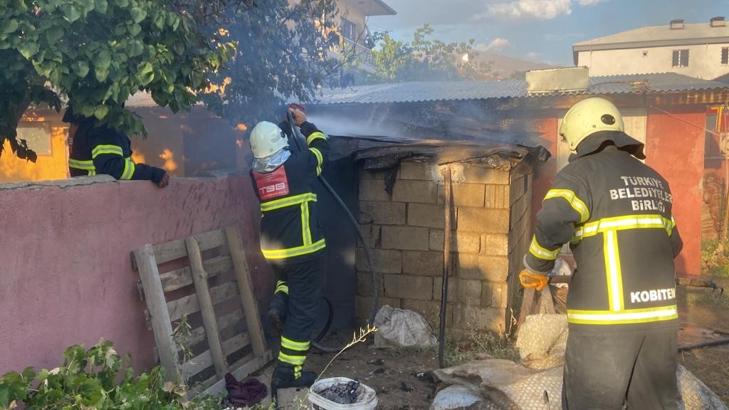 Odunlukta &ccedil;ıkan yangın b&uuml;y&uuml;meden s&ouml;nd&uuml;r&uuml;ld&uuml;
