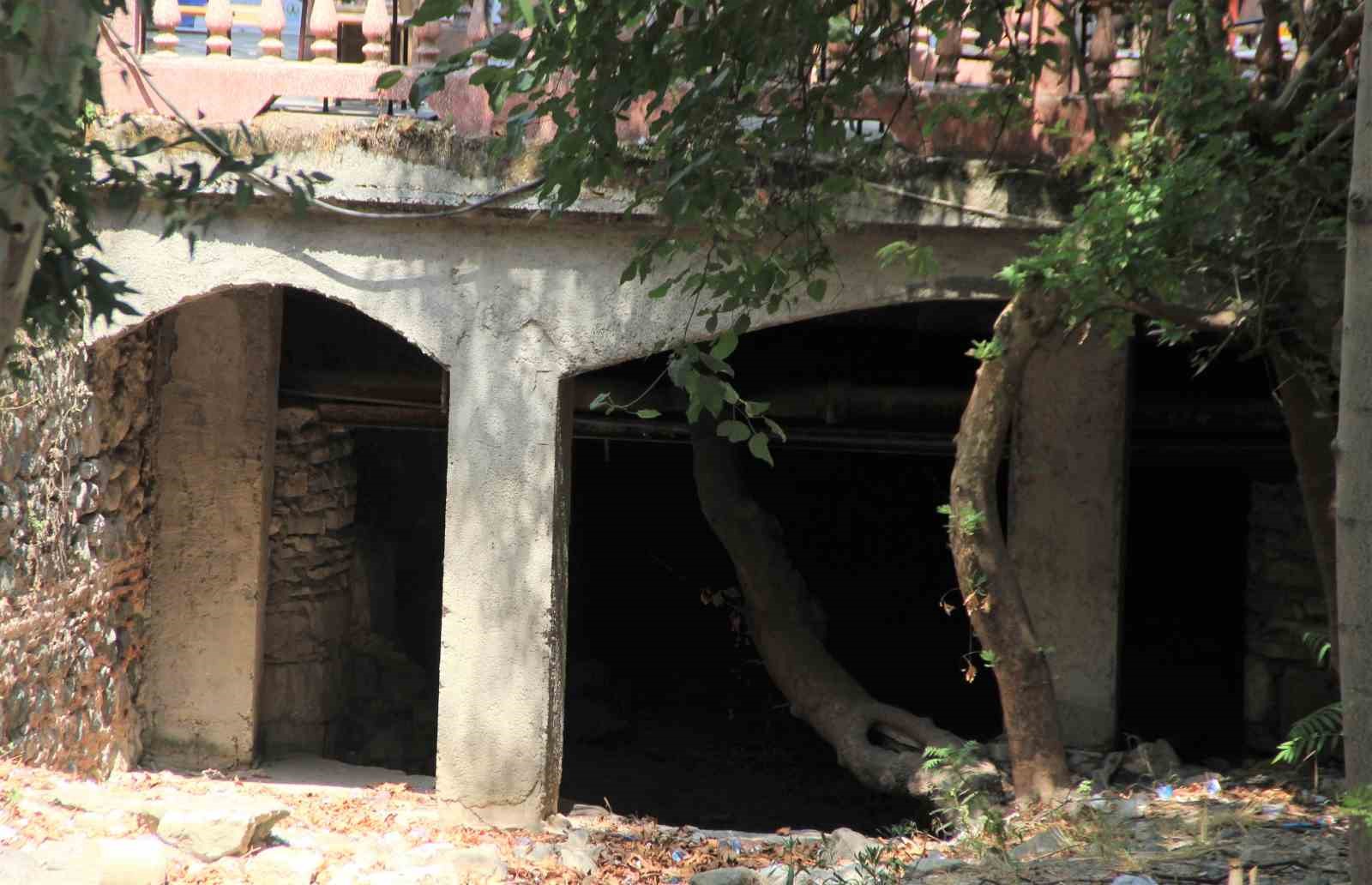 Manisa&rsquo;nın tarihi k&ouml;pr&uuml;leri beton altında kaldı
