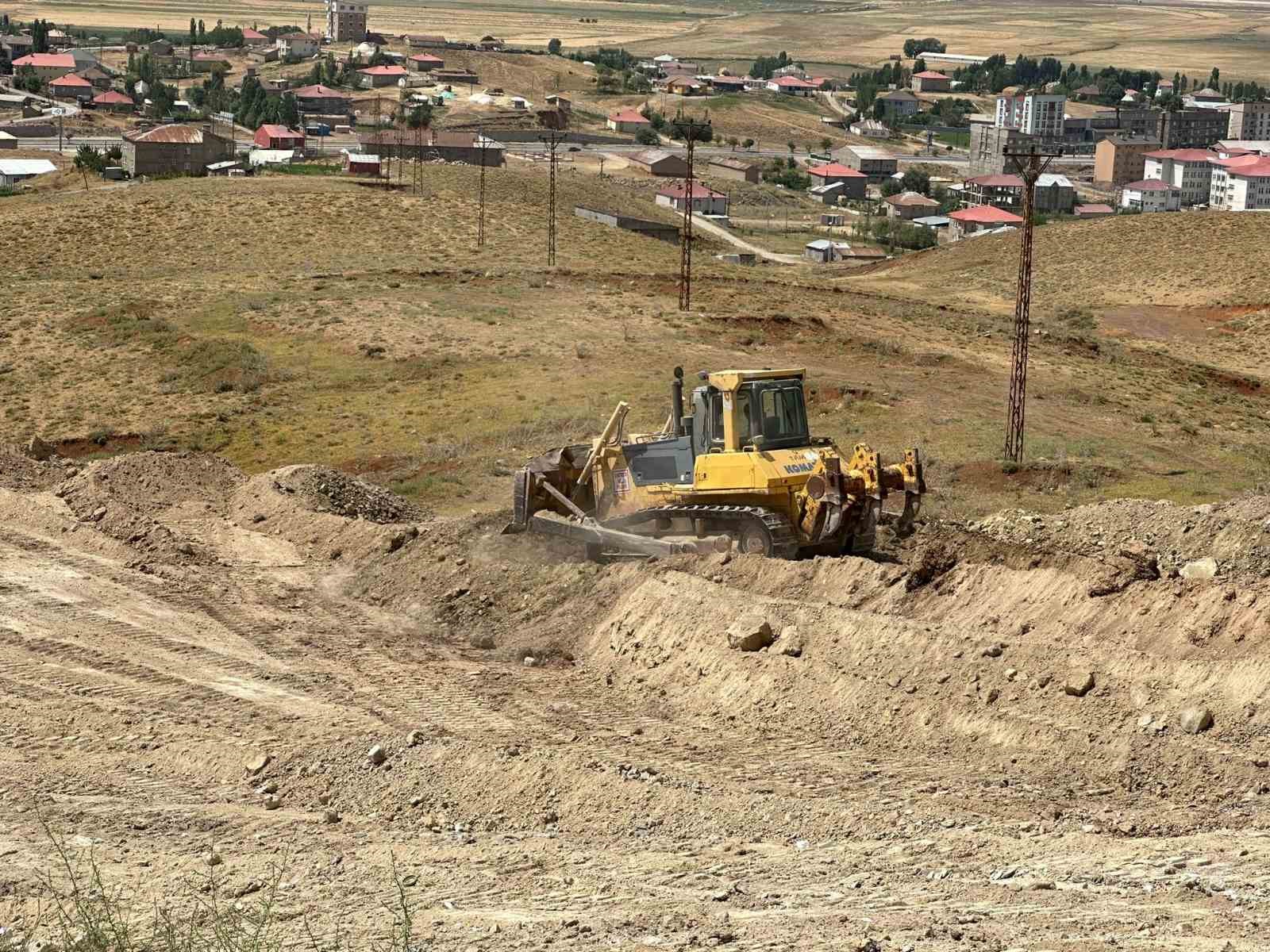 &Uuml;&ccedil; muhtarın girişimiyle Y&uuml;ksekova&rsquo;ya 50 yıl yetecek mezarlık yapılıyor
