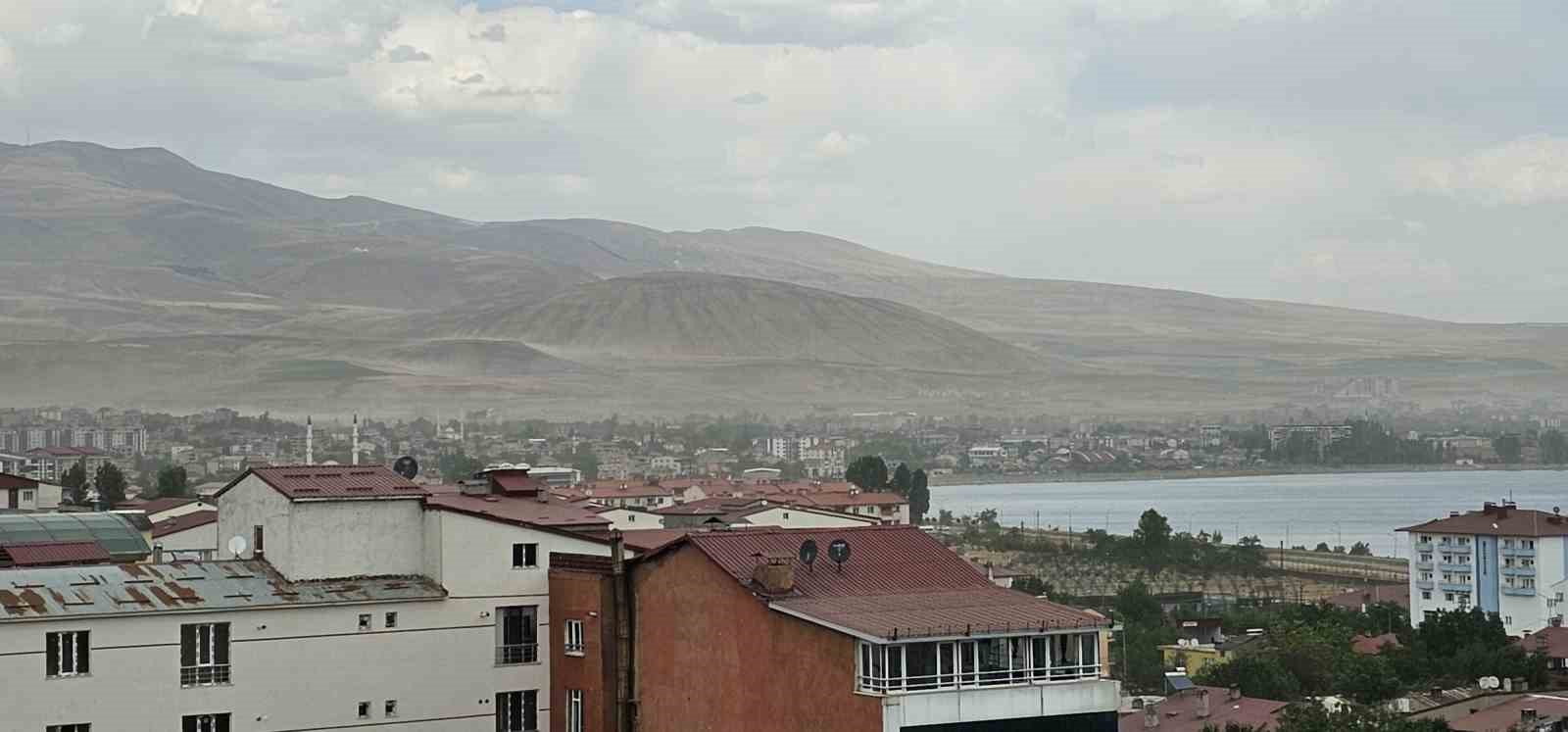 Tatvan&rsquo;da toz fırtınası
