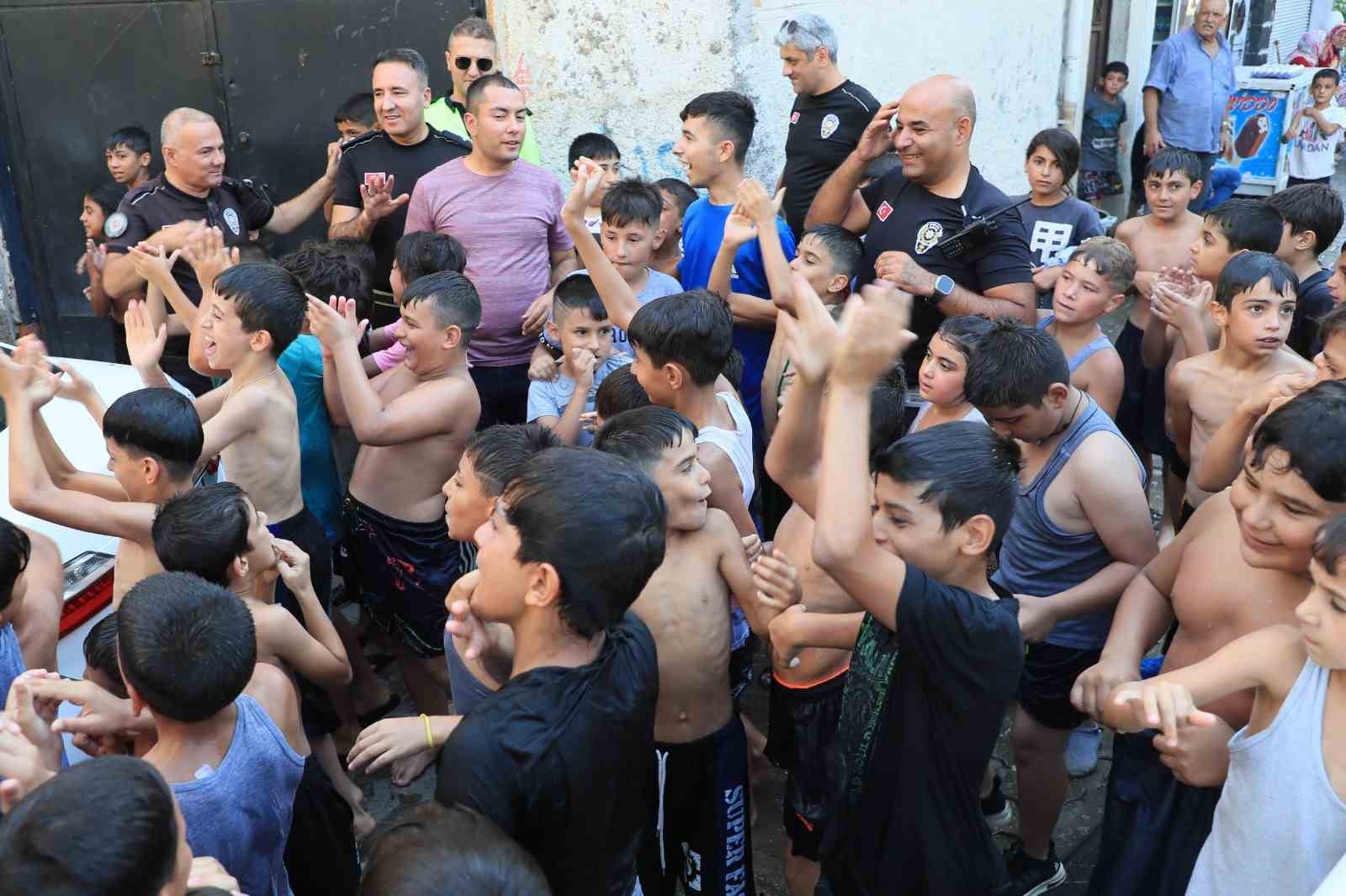 Tarihi Anzele suyunda yüzen çocuklara Diyarbakır polisinden dondurma ikramı