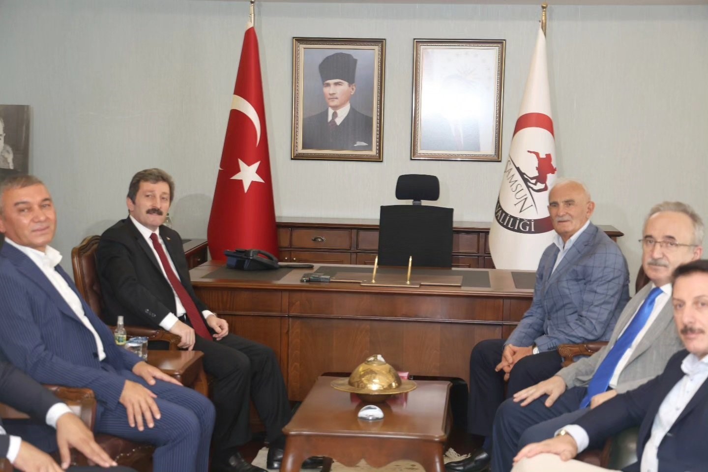 Samsun Valisi Tavlı, ayağının tozuyla toplantılara başladı