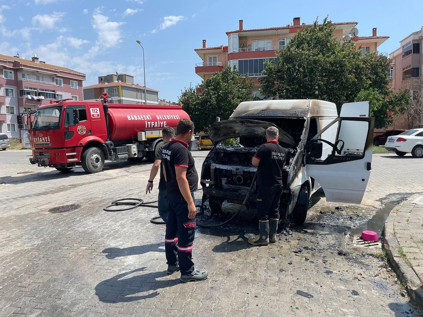 Kırklareli’nde park halindeki araç alev aldı