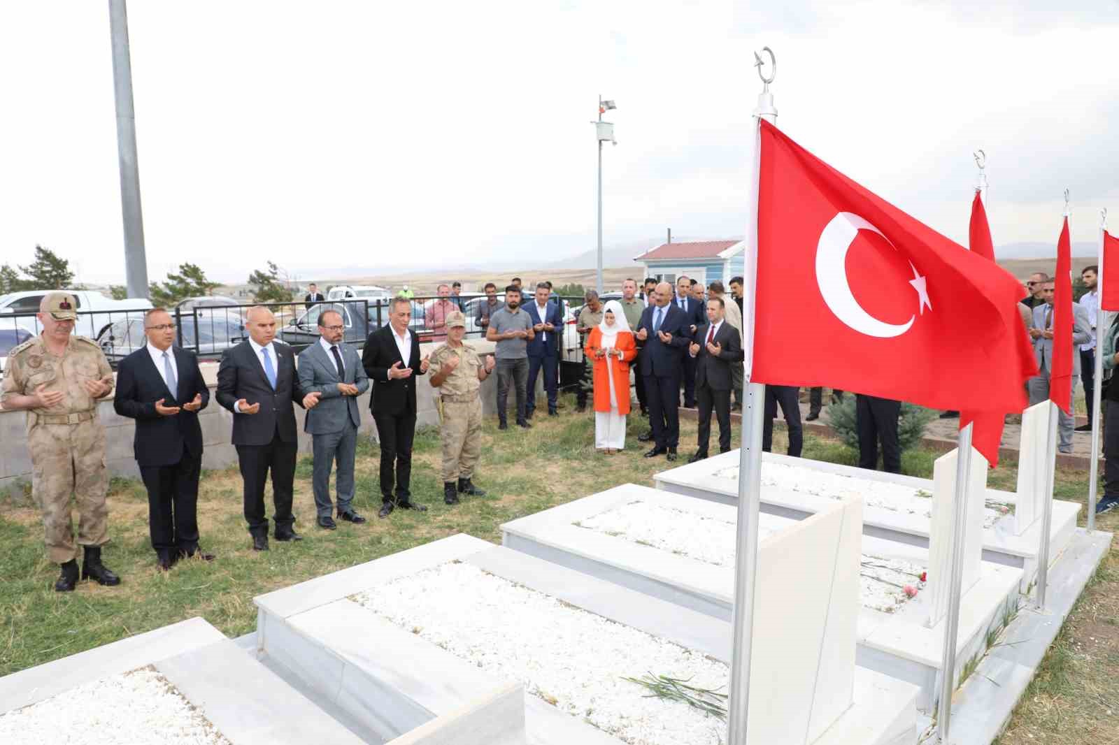 Ağrı Valisi Mustafa Ko&ccedil;, şehitlik ziyareti ile g&ouml;revine başladı
