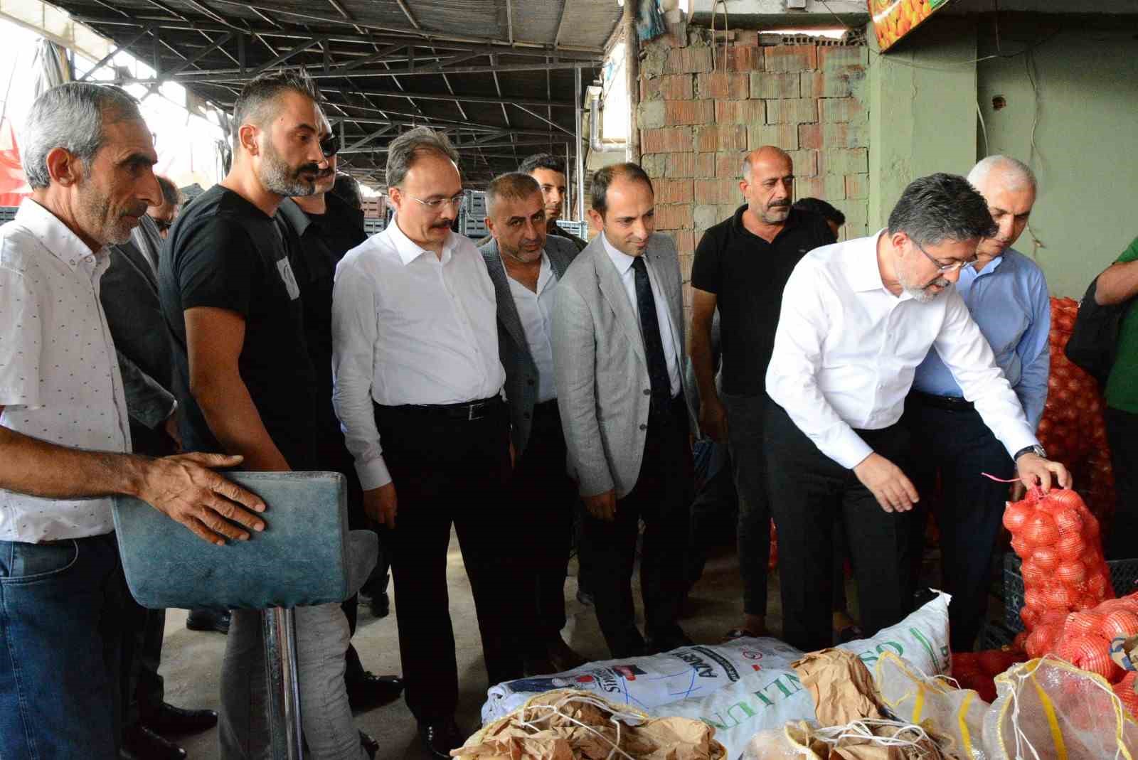 Bakan Yumaklı, yaş sebze ve meyve halinde esnafla bir araya geldi
