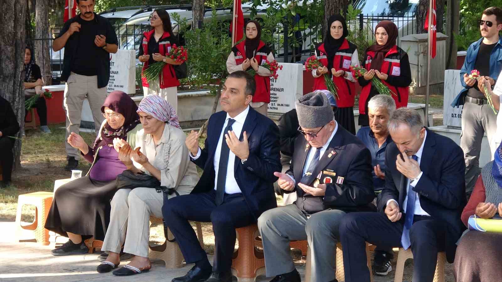 Vali &Ouml;ks&uuml;z ayağının tozuyla esnaf ve şehitlik ziyaretinde bulundu
