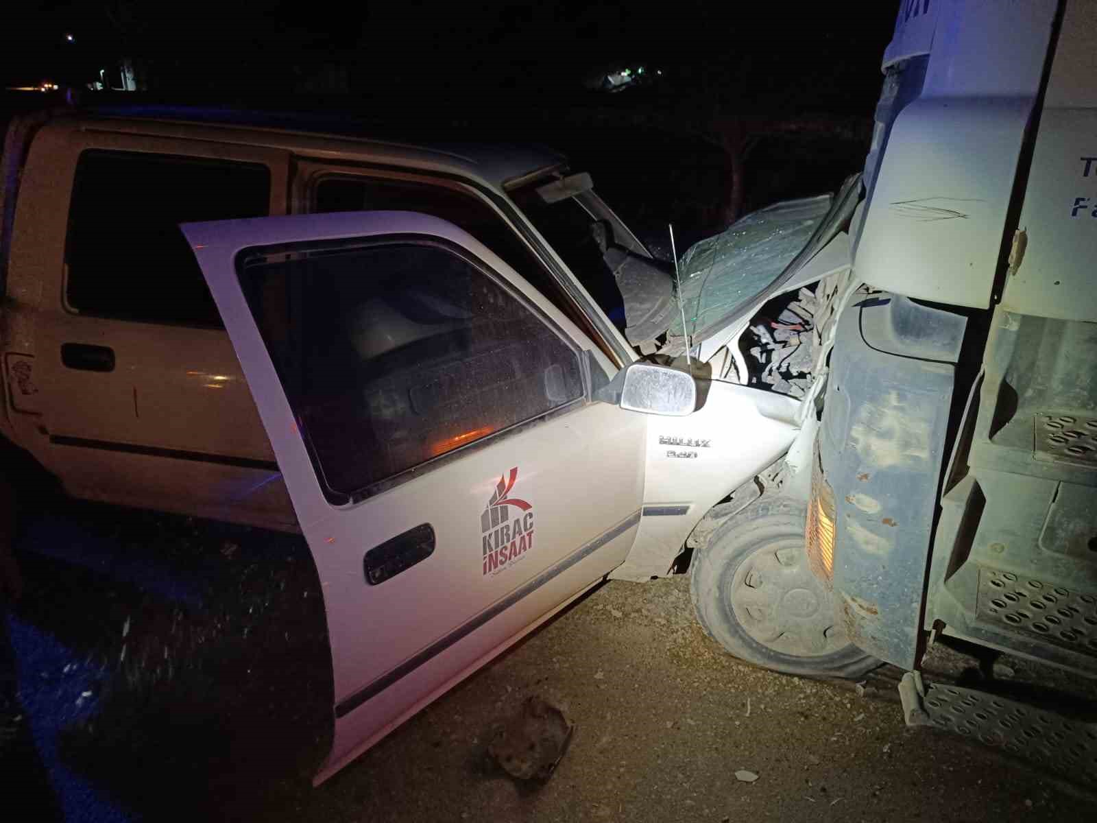 Kahramanmaraş&rsquo;ta beton mikseri pikapla &ccedil;arpıştı: 7 yaralı
