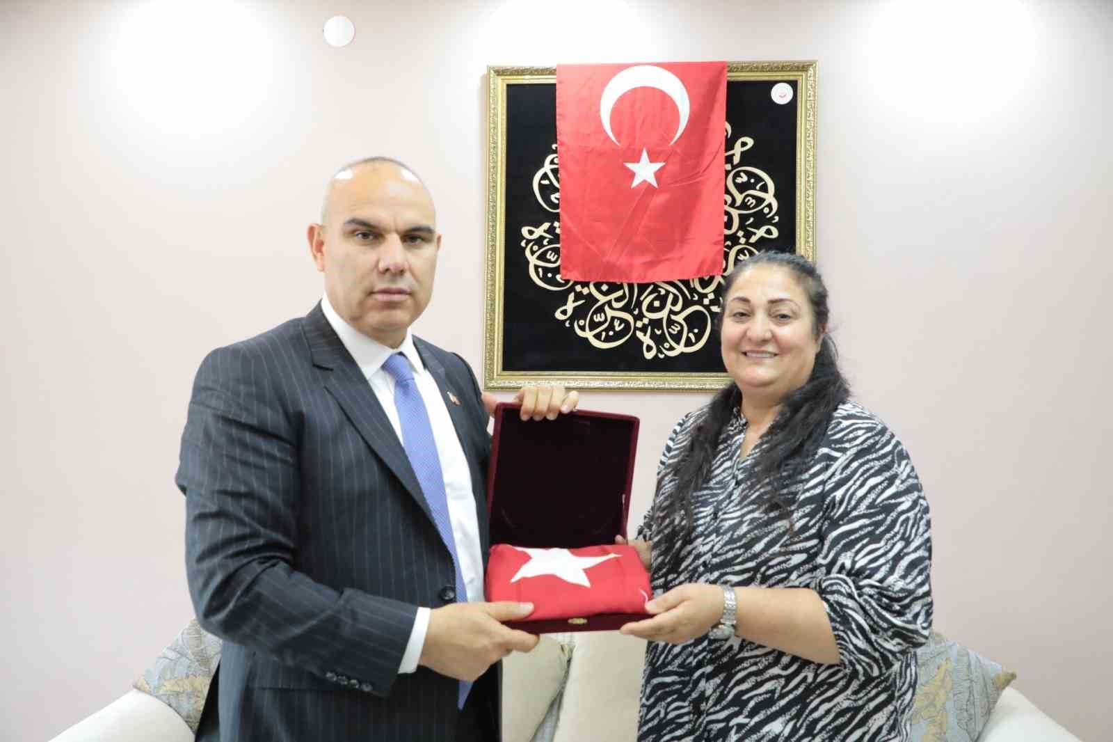 Ağrı Valisi Ko&ccedil;&rsquo;tan şehit ailelerine ziyaret
