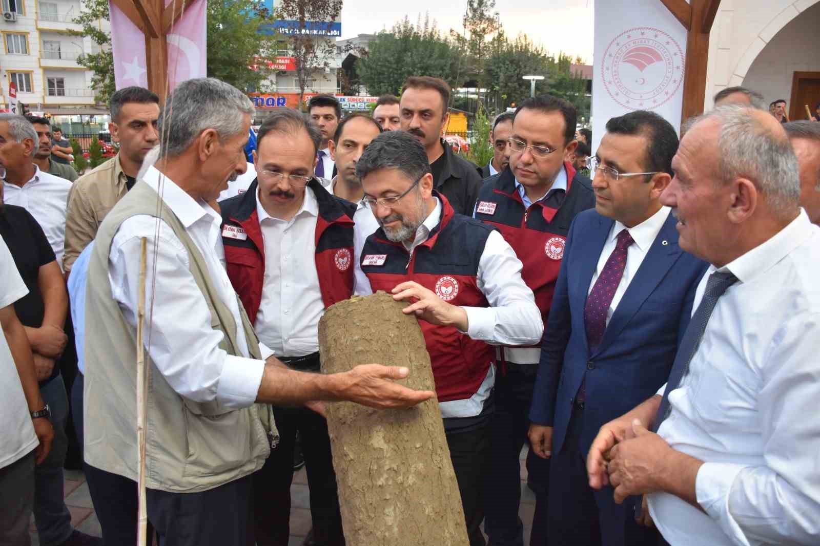 Bakan Yumaklı, Cumhurbaşkanı Erdoğan&rsquo;ın s&ouml;z&uuml;n&uuml; hatırlattı: "Ambarın anahtarı kimdeyse g&uuml;&ccedil; ondadır"
