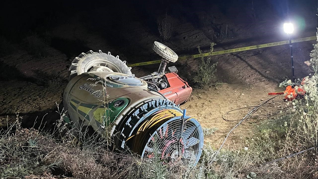 Devrilen traktörün altında kalan çiftçi öldü