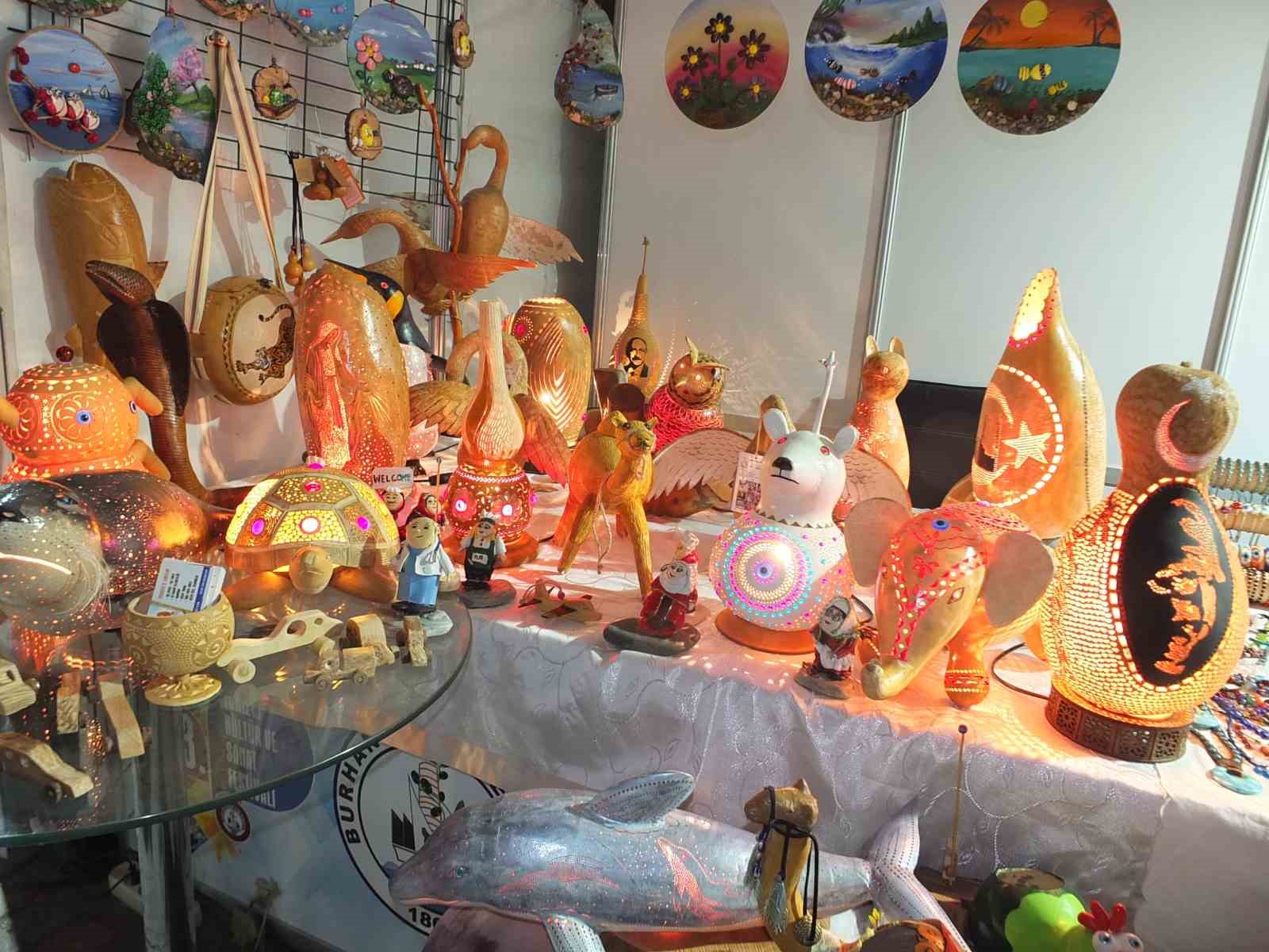 Balıkesirli çift su kabaklarından hayvan figürleri yapıyor