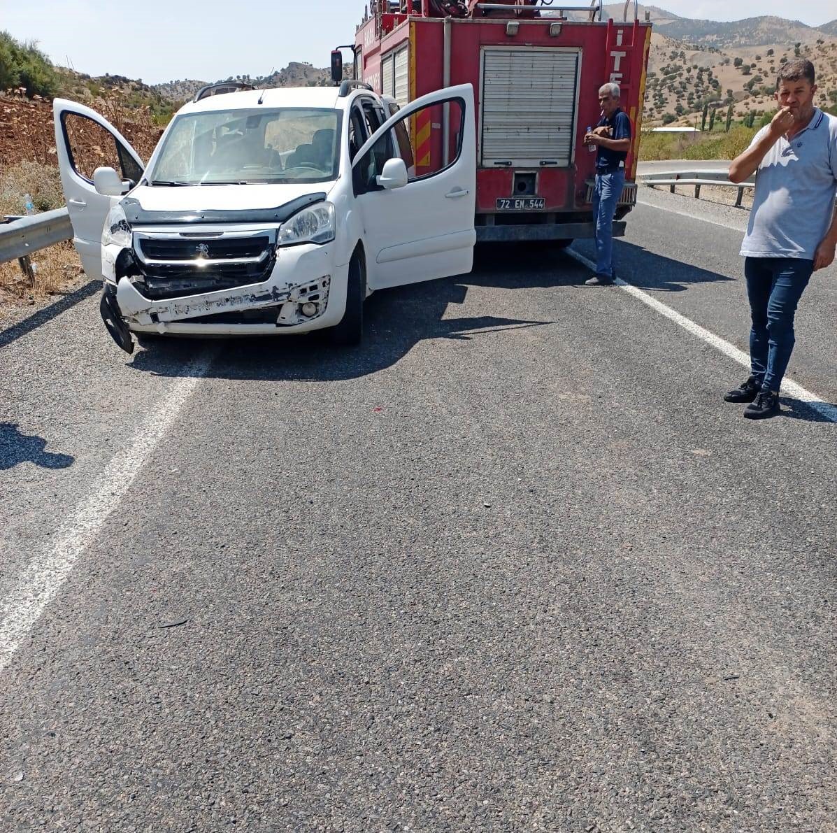 Sason’da itfaiye aracı ile hafif ticari araç çarpıştı: 2 yaralı