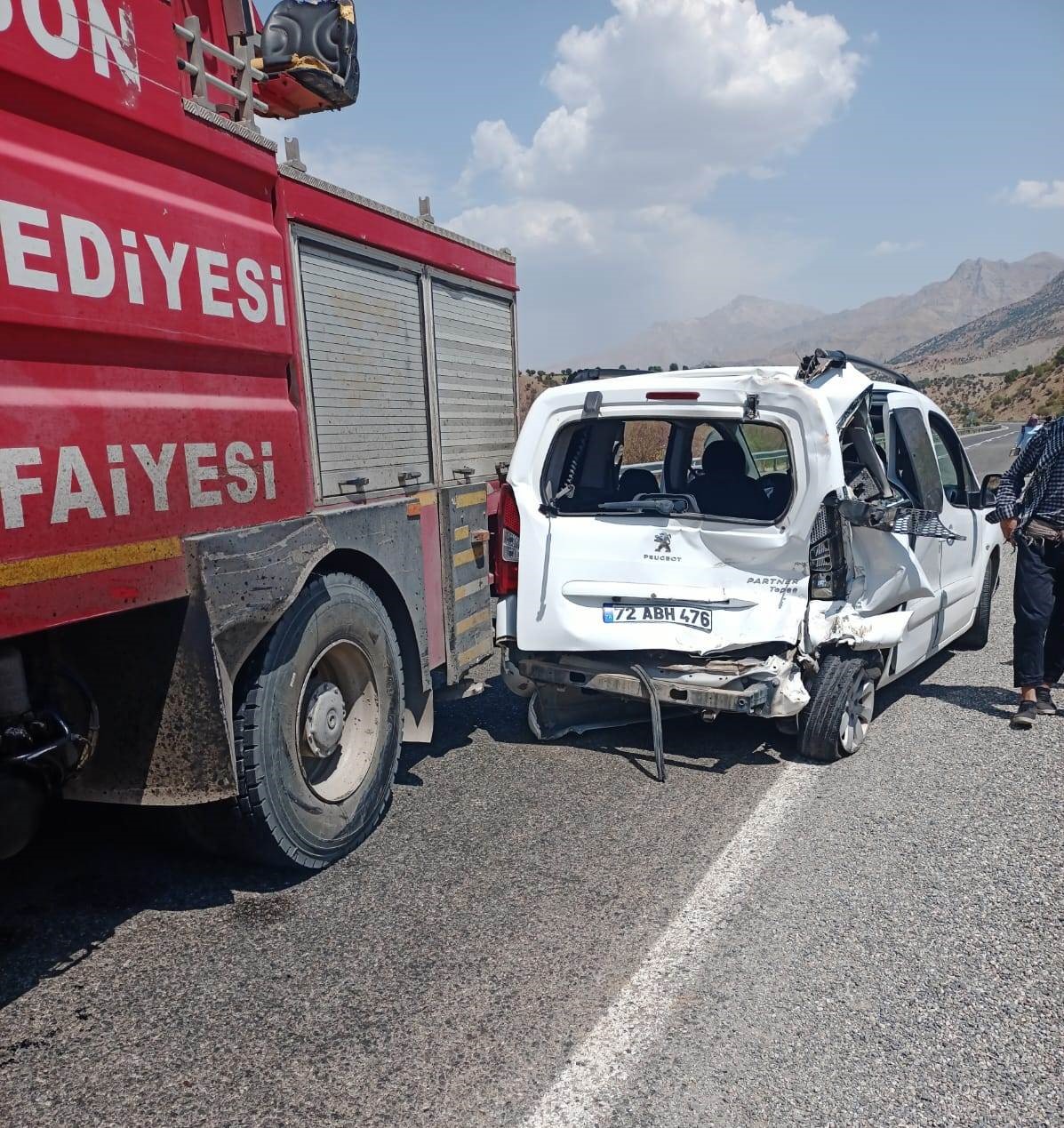 Sason’da itfaiye aracı ile hafif ticari araç çarpıştı: 2 yaralı
