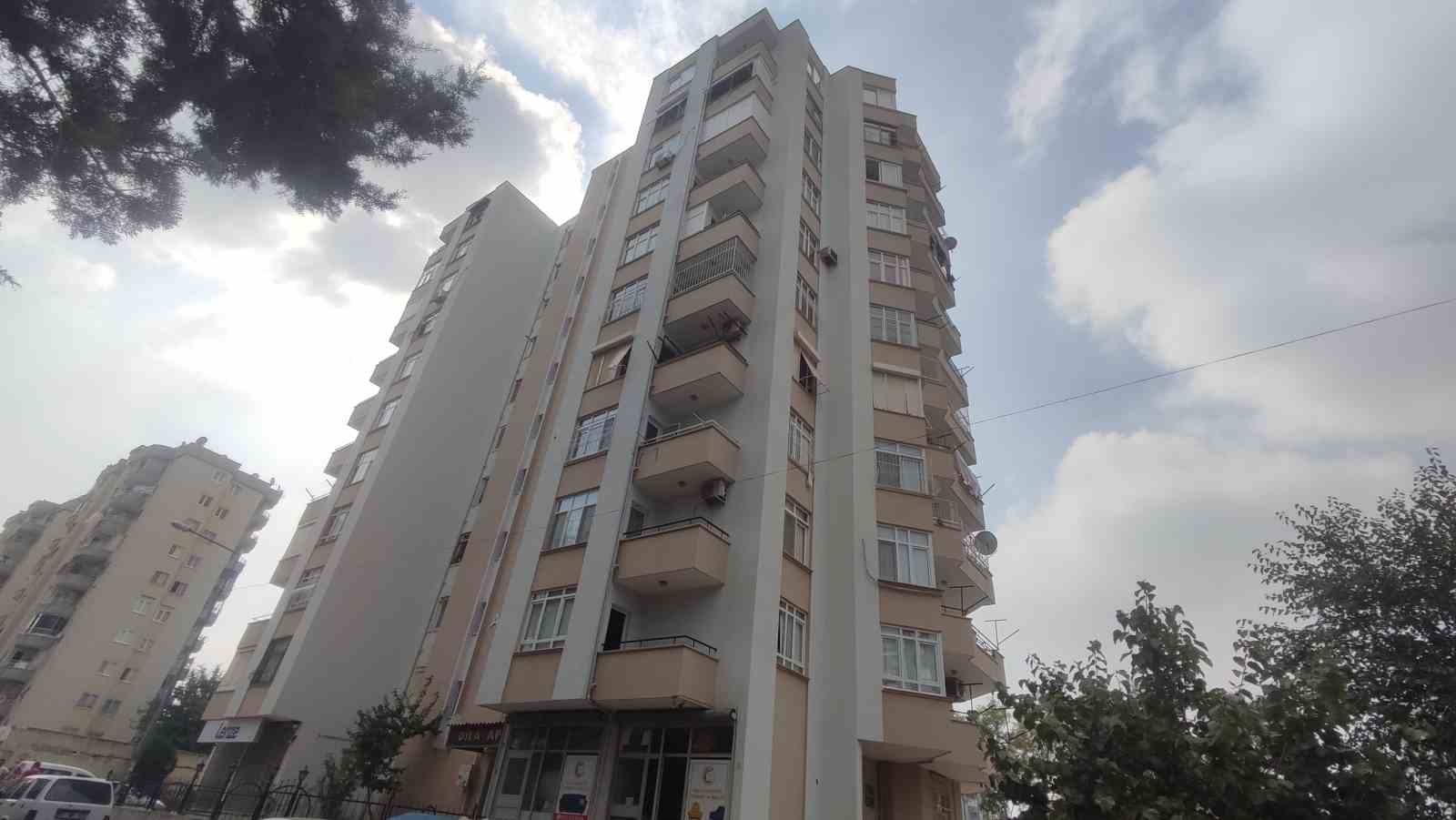 Adana’da cinnet getiren adam eşi ve çocuğunu öldürüp, kendisini bıçakla yaraladı