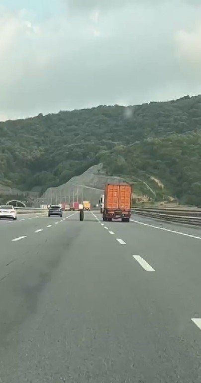 Kamyondan fırlayan tekerlek metrelerce yol kat etti
