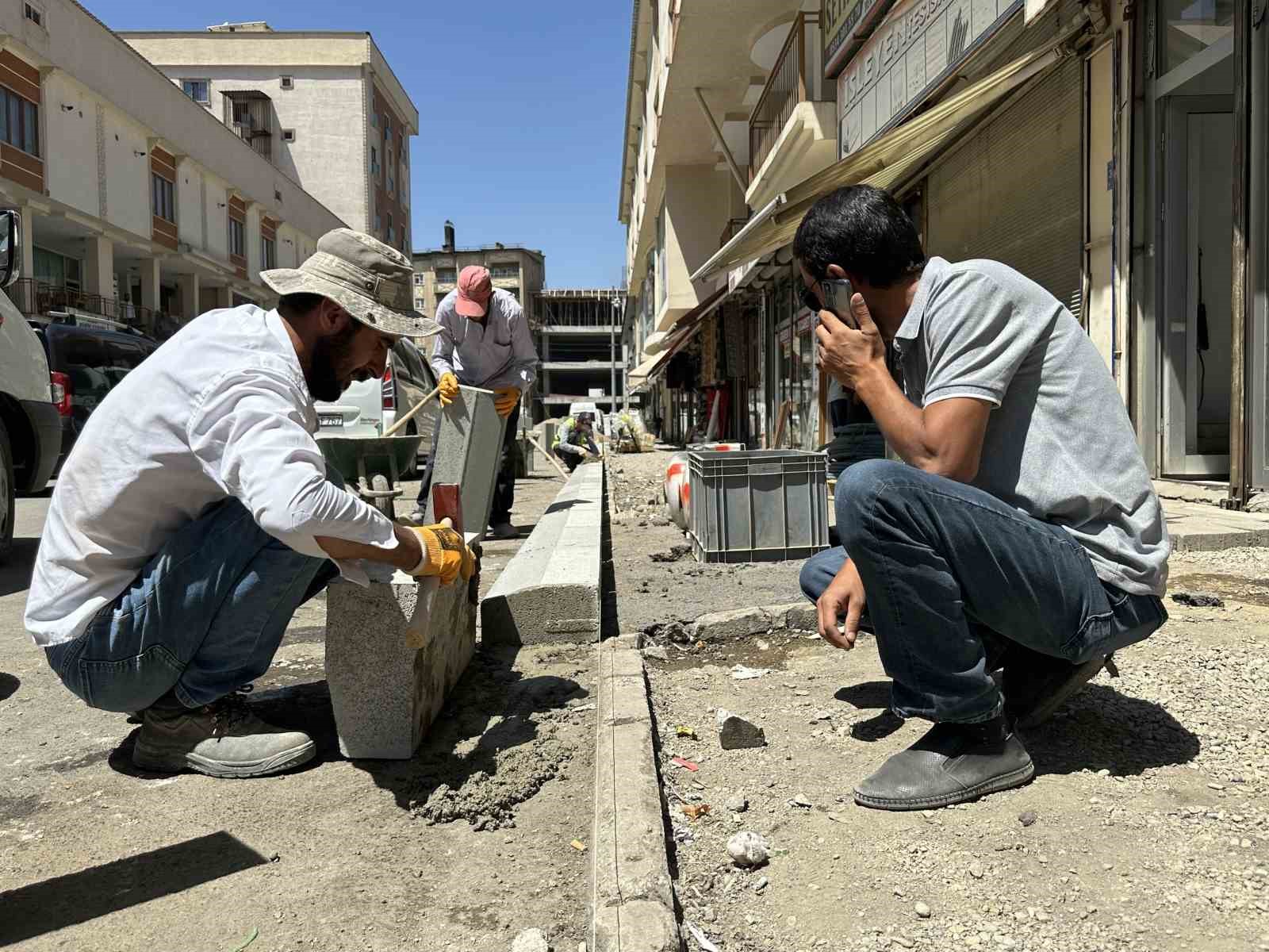 Y&uuml;ksekova&rsquo;da kaldırım yapım &ccedil;alışmaları s&uuml;r&uuml;yor
