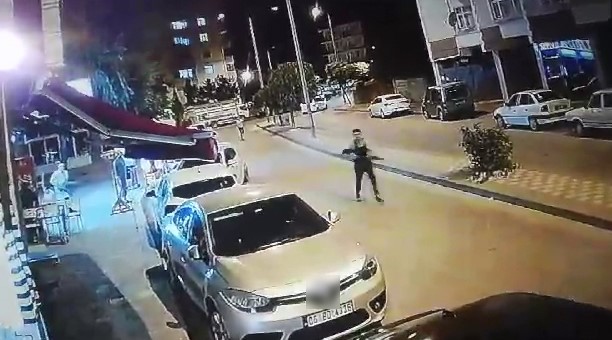 Tartıştığı kişileri t&uuml;fekle kovaladı
