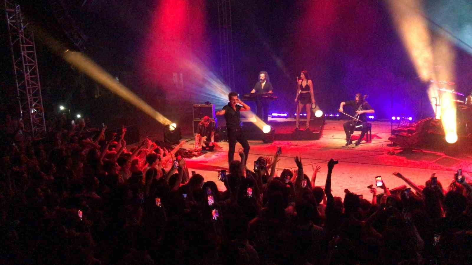 Türk Rock müziğinin ünlü sesi Teoman, Marmaris Amfi Tiyatro’da sevenleriyle buluştu