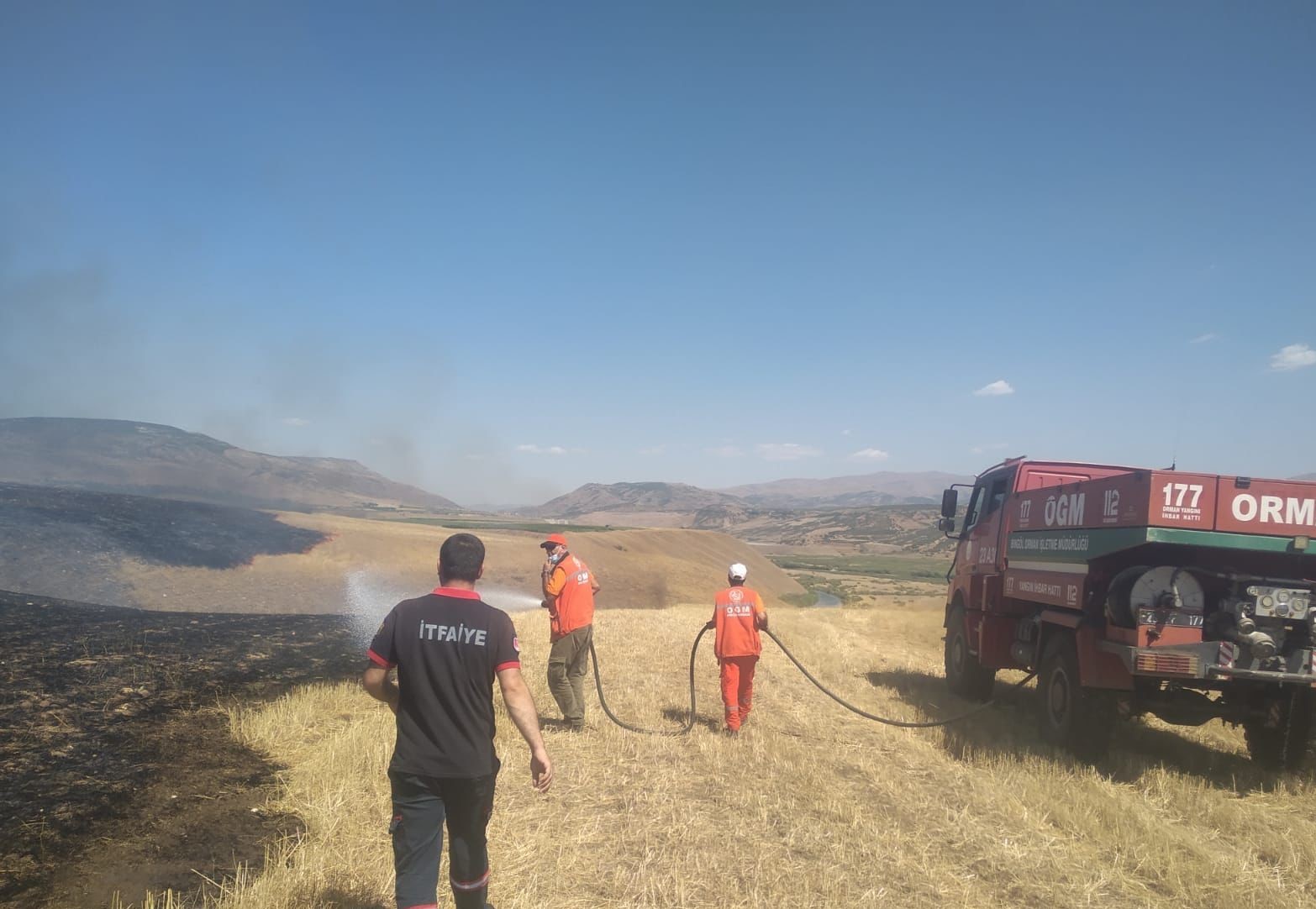Bingöl’de örtü yangını ormanlık alana sıçramadan söndürüldü