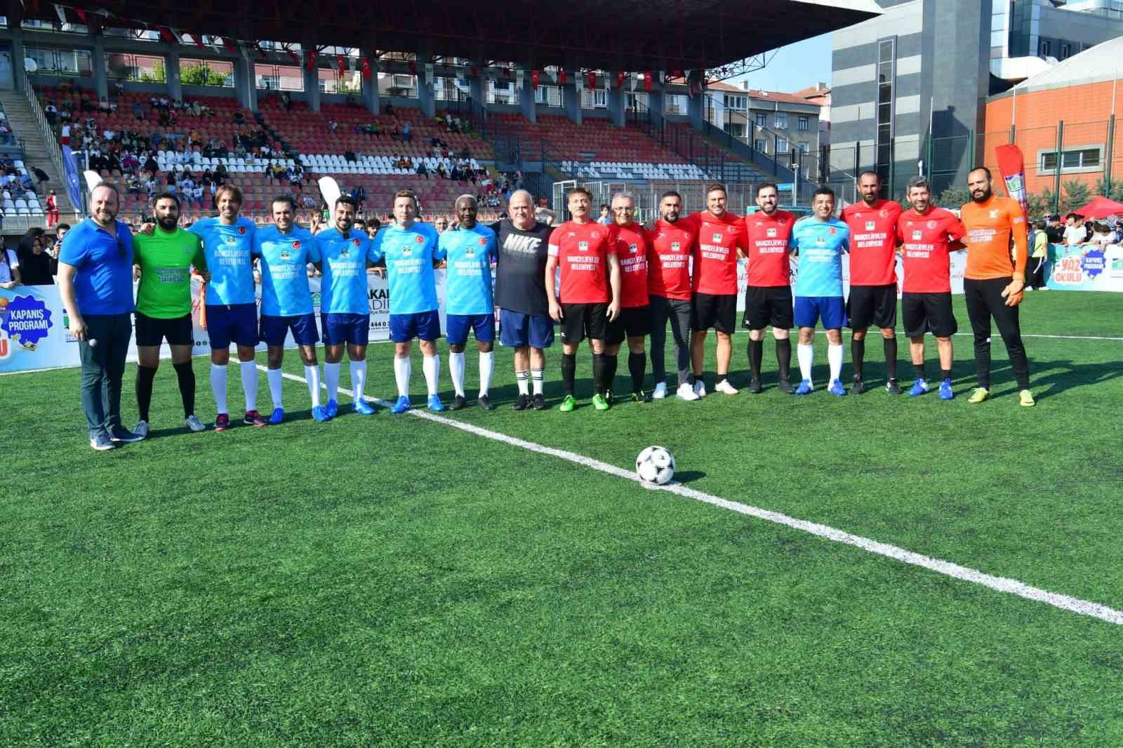 Bahçelievler’de yaz okullarının kapanışı şöhretler karması maçıyla yapıldı