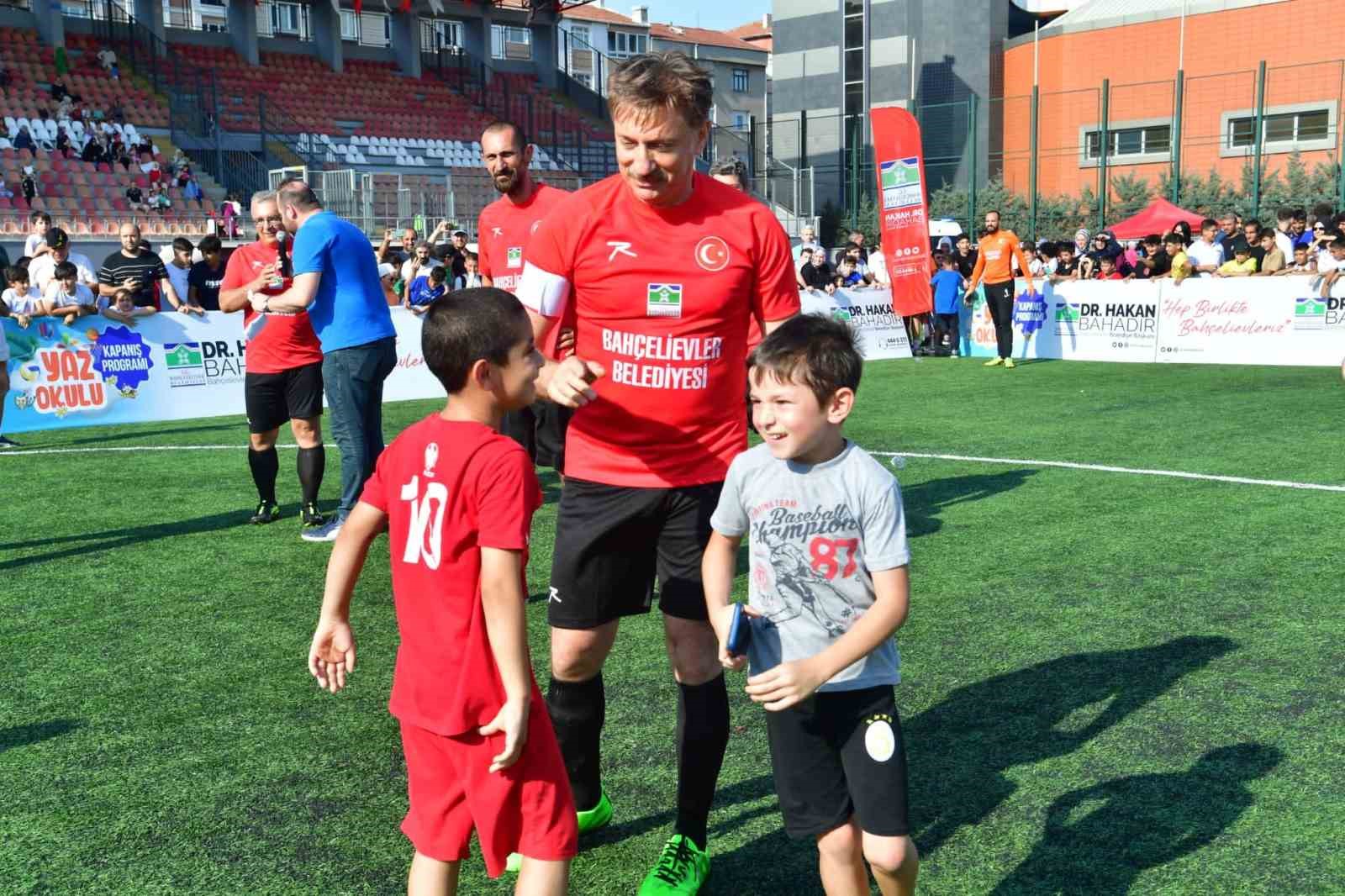 Bah&ccedil;elievler&rsquo;de yaz okullarının kapanışı ş&ouml;hretler karması ma&ccedil;ıyla yapıldı
