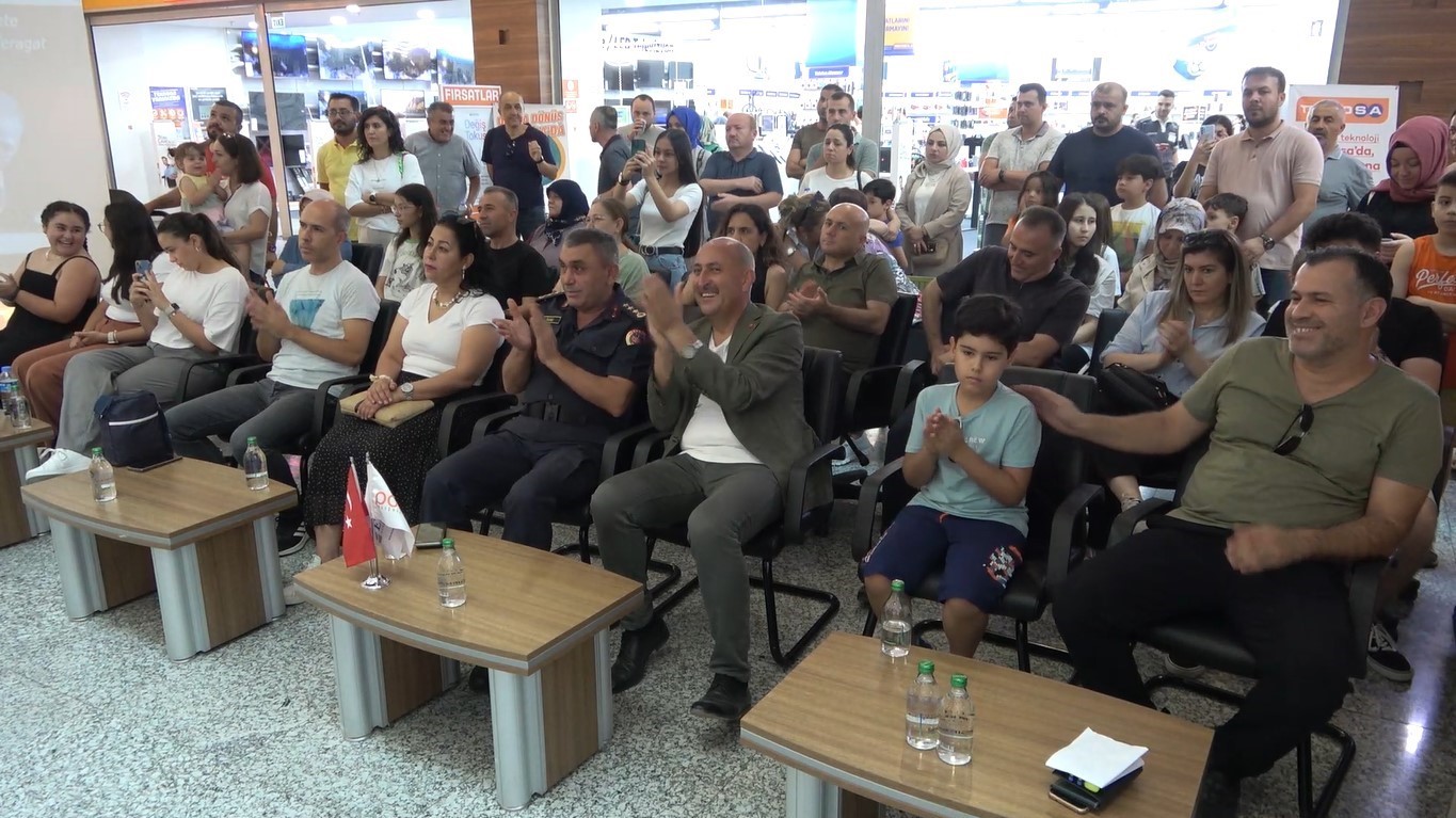 Jandarma Genel Komutanlığı Bandosu Kırıkkale&rsquo;de vatandaşlar i&ccedil;in sahne aldı
