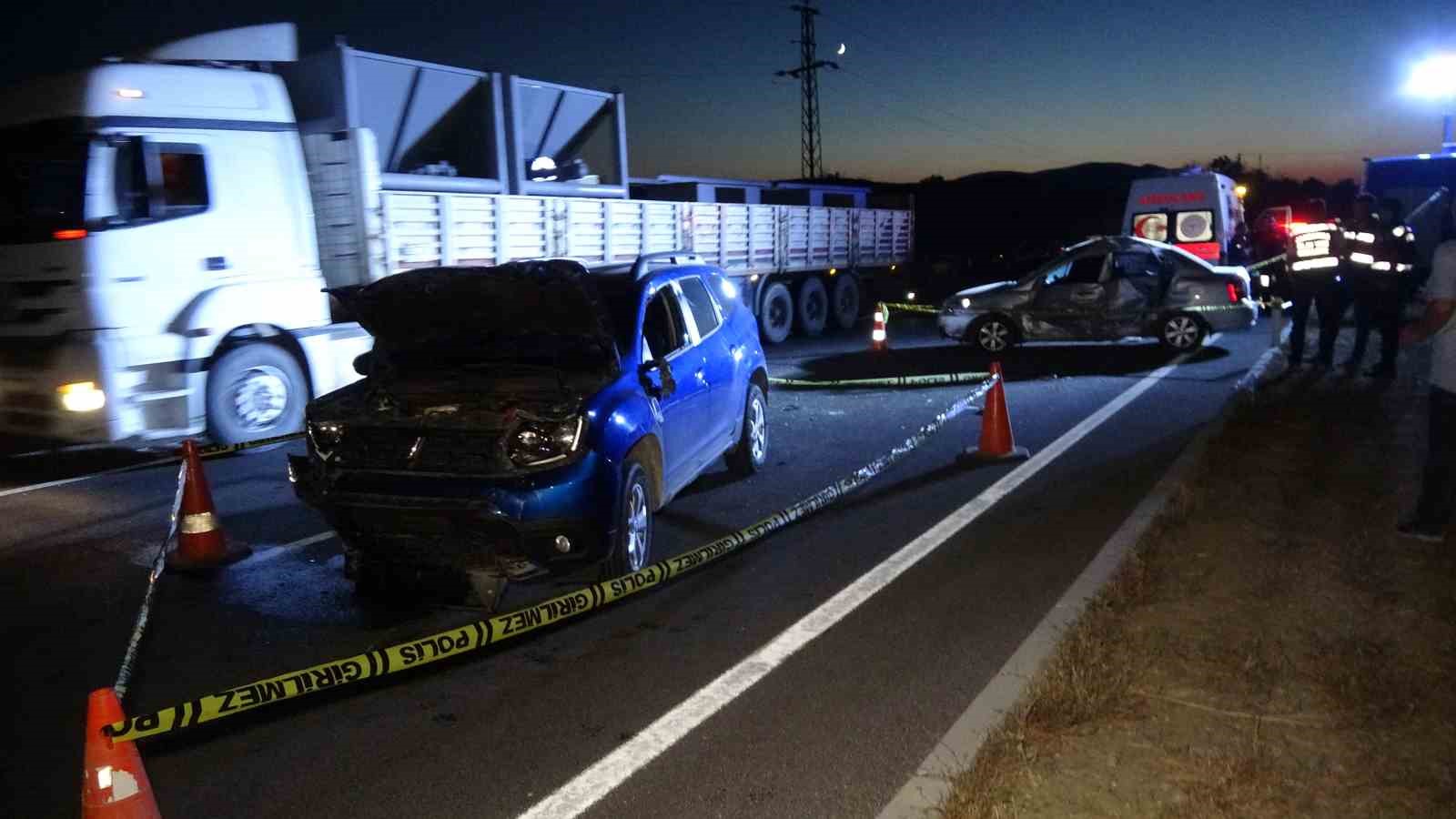 Yozgat&rsquo;ta iki otomobil &ccedil;arpıştı: 1 &ouml;l&uuml;, 2 yaralı

