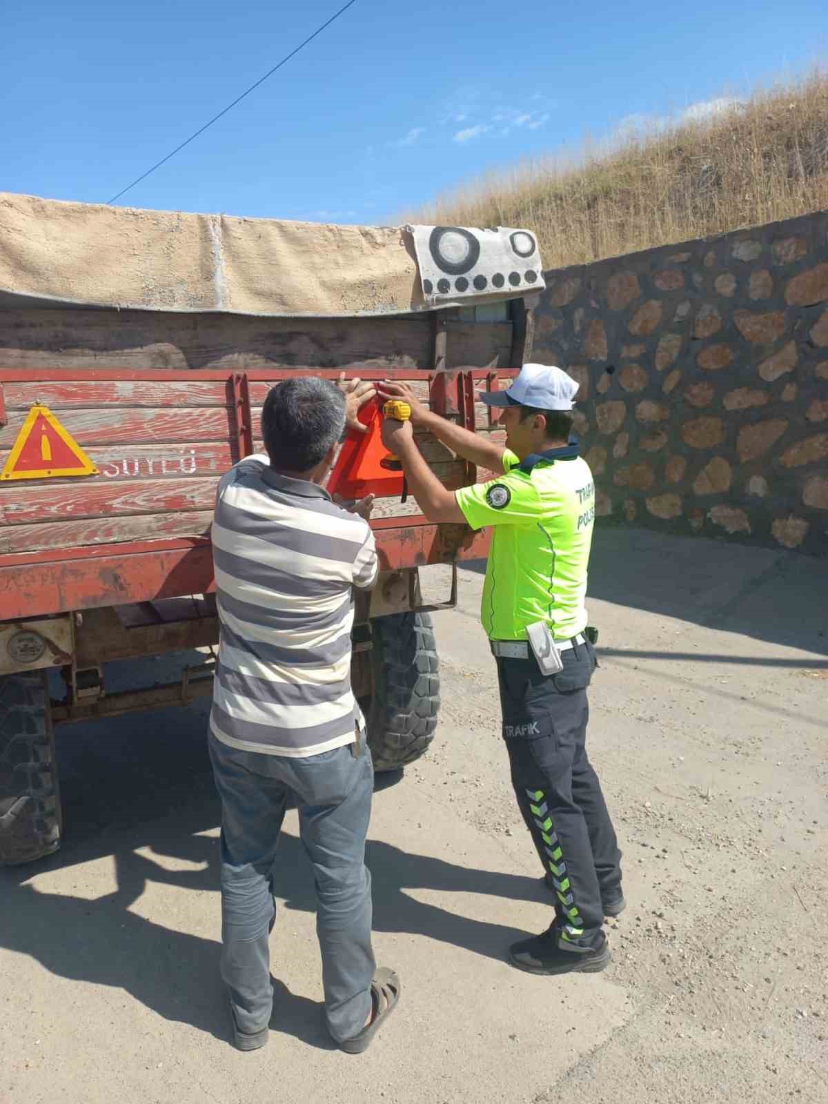 Elazığ’da kazalara karşı önlem, römorklara reflektör takıldı