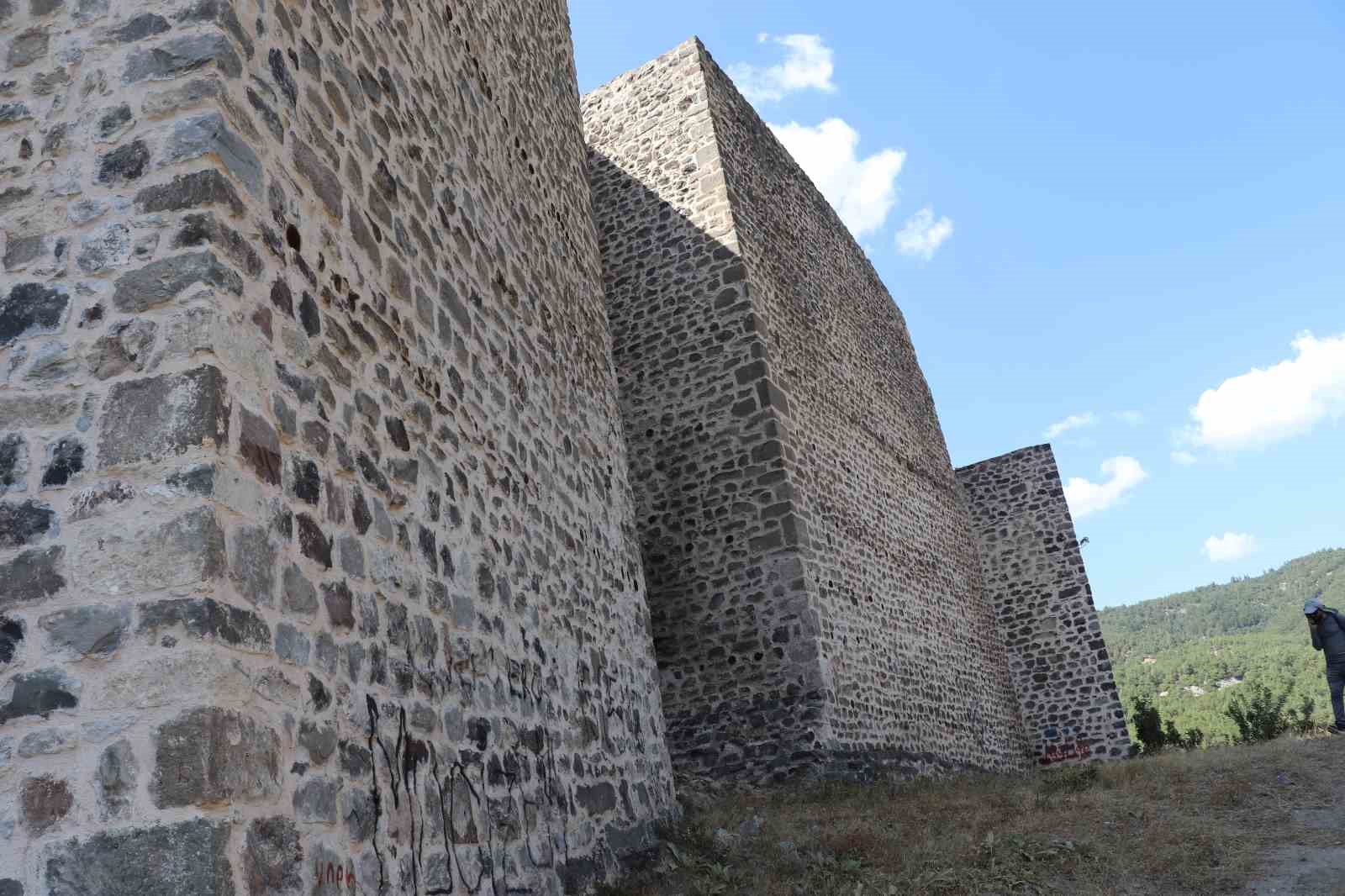 Anadolu&rsquo;nun en b&uuml;y&uuml;k 2. kalesinde &ccedil;irkin g&ouml;r&uuml;nt&uuml;ler
