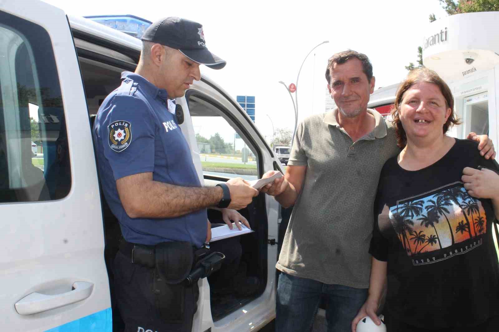 Edirne&rsquo;de ATM&rsquo;de bulduğu 18 bin 685 TL&rsquo;yi polise teslim etti
