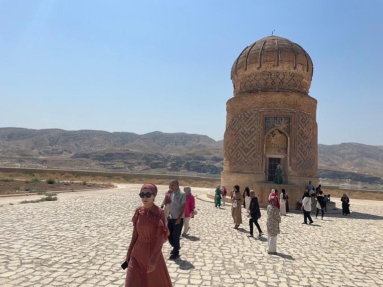 Sasonlu kadınlar tarihi Hasankeyf il&ccedil;esini gezdi
