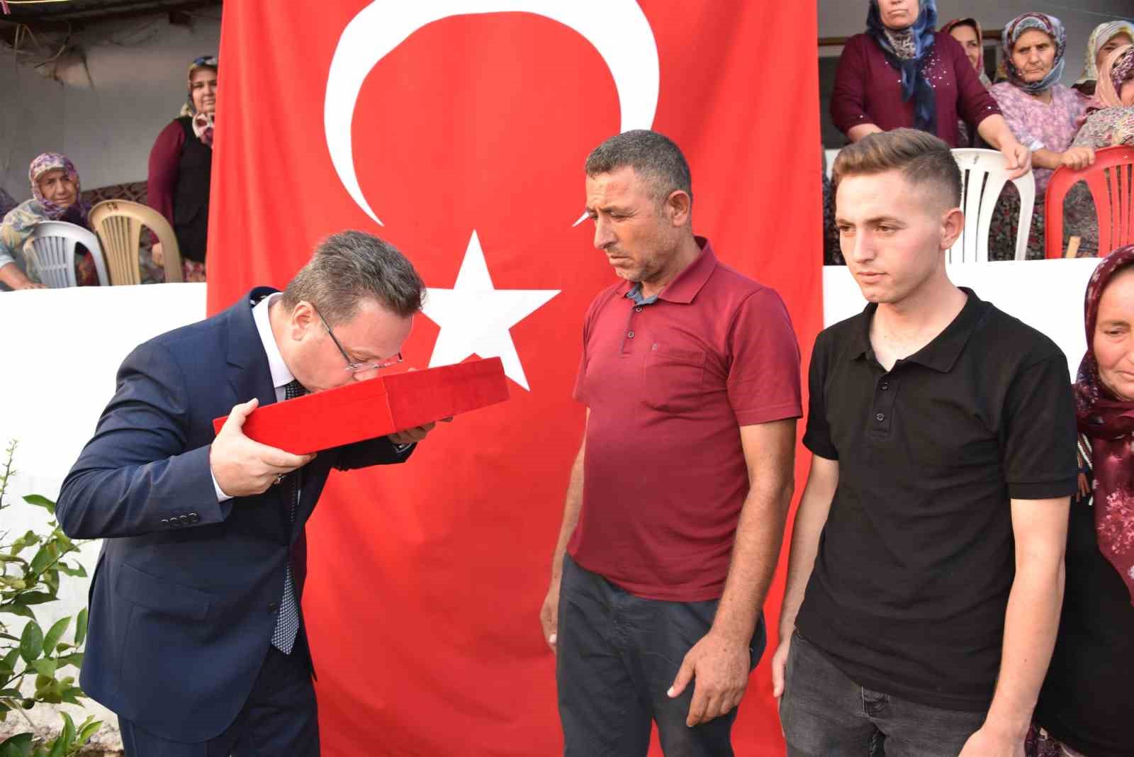 Vali Ünlü’den ilk ziyaret Saruhan Bey Türbesi ve şehit ailesine